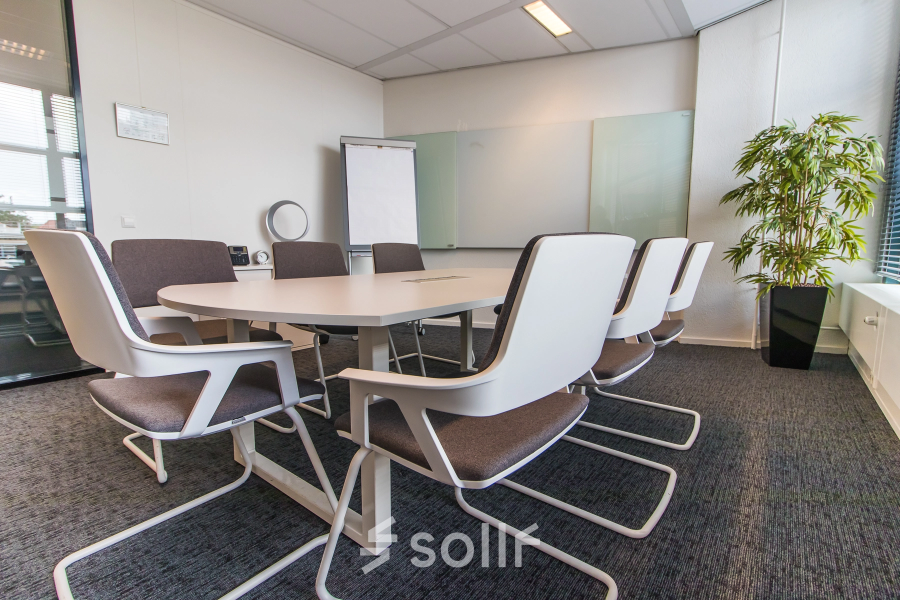 Espacio de reunión en oficina en alquiler en Calle de Méndez Álvaro 20, Madrid Arganzuela, con mesa redonda y sillas modernas.