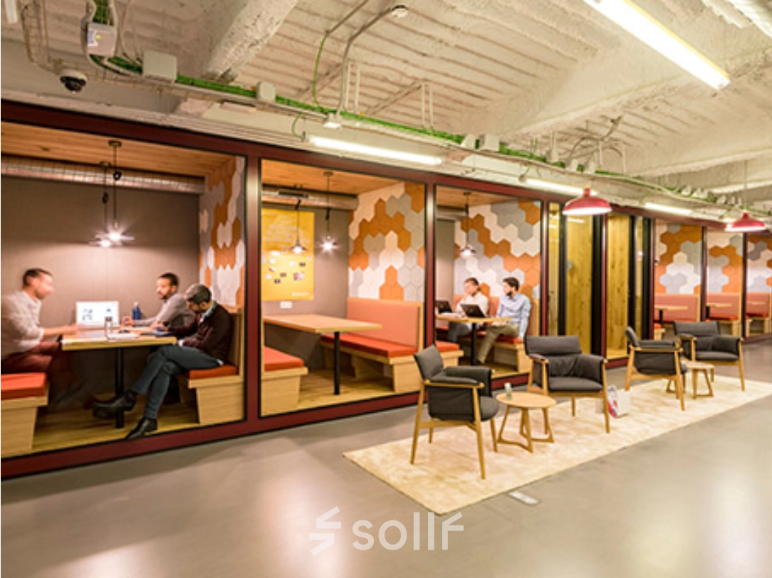 Oficina moderna en Manzanares 4, Madrid Centro, con áreas de trabajo colaborativo y decoración contemporánea, ideal para alquilar una oficina cómoda y funcional.
