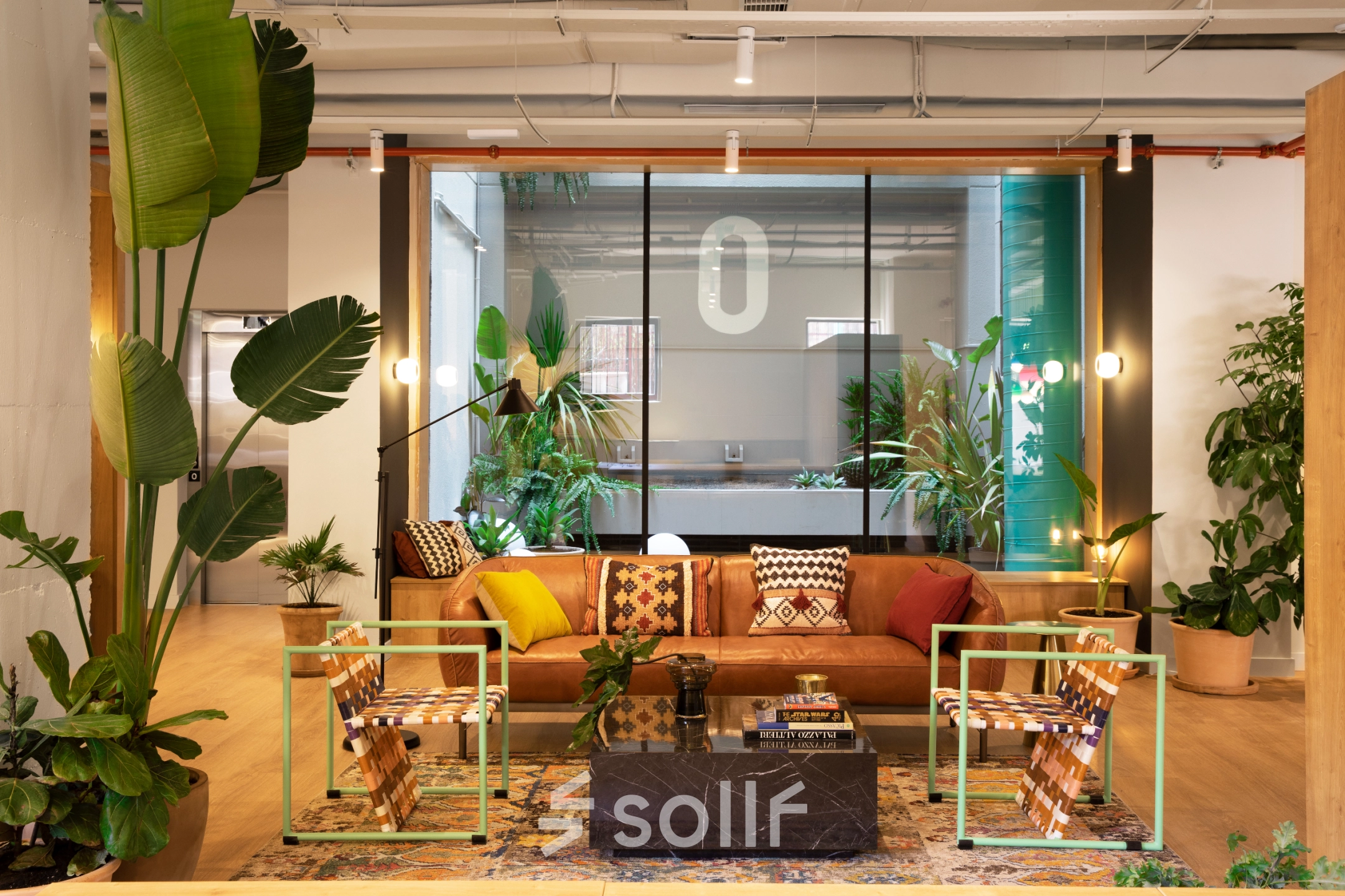 Espacio de alquiler de oficinas luminoso y acogedor con sofás coloridos en Paseo Imperial 14, Madrid Centro.