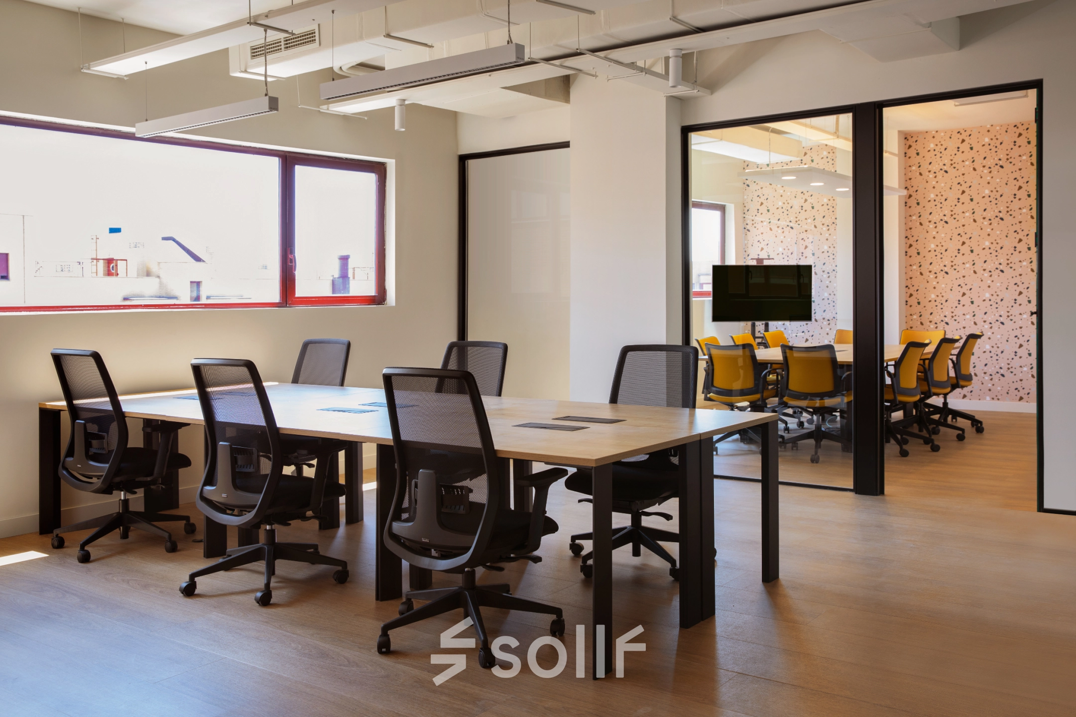 Espacio moderno y bien iluminado para alquilar una oficina en Paseo Imperial 14, Madrid Centro, con mesas de trabajo y sillas ergonómicas.