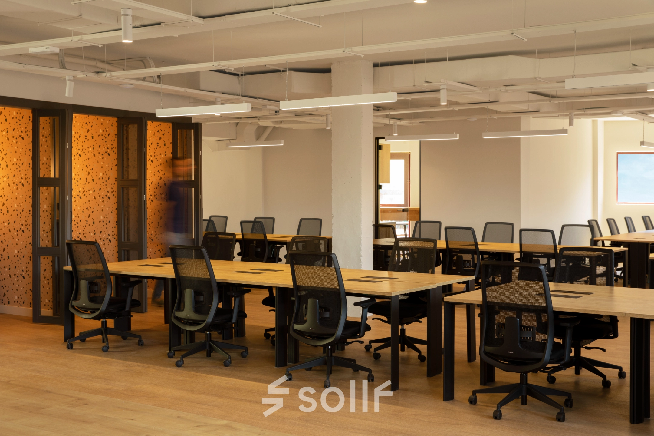 Espacio de trabajo moderno y luminoso listo para alquilar una oficina en Paseo Imperial 14, Madrid Centro.