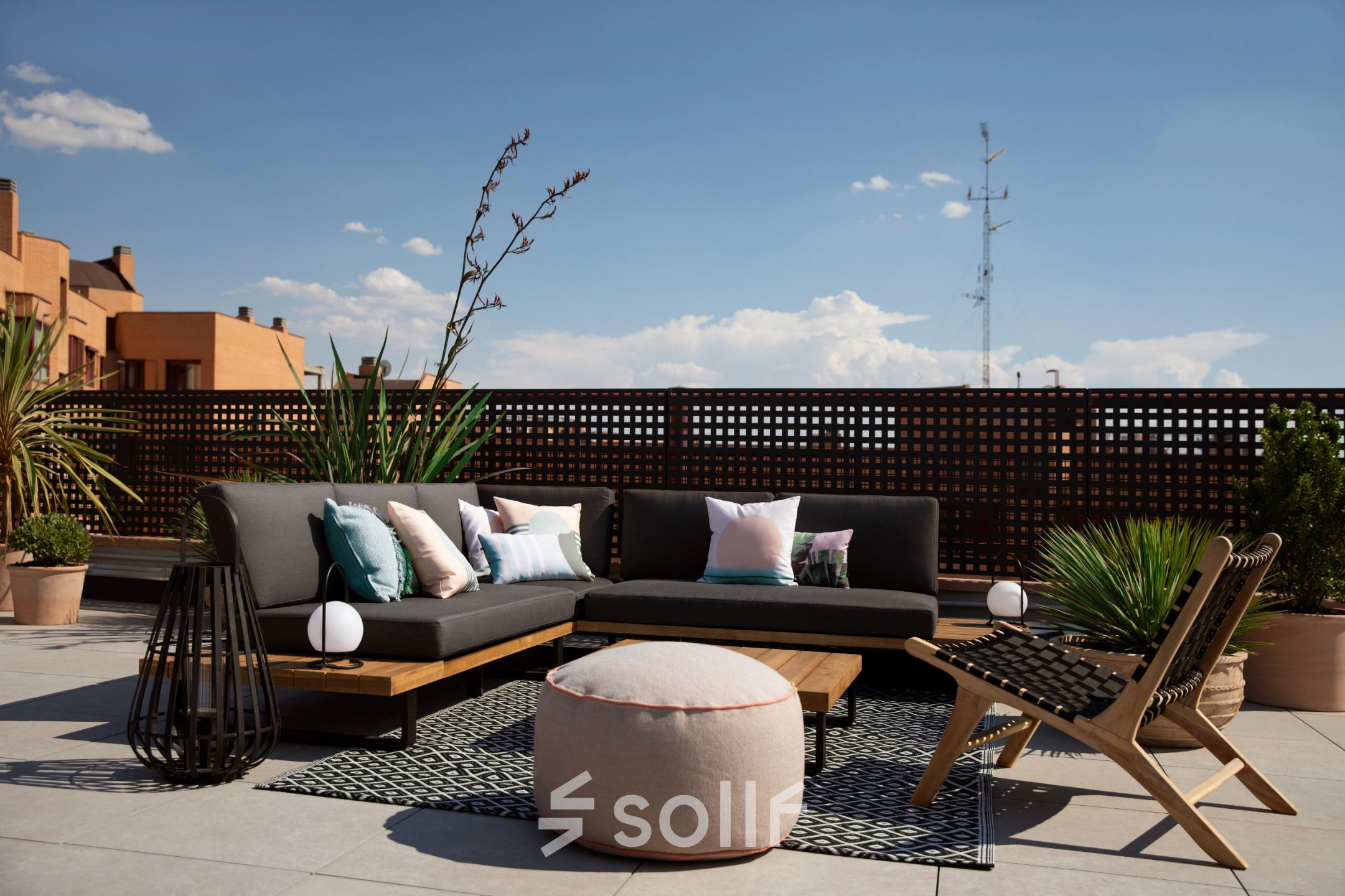 Terraza amueblada y moderna en alquiler de oficinas en Paseo Imperial 14, Madrid Centro, con sofás y sillas para descanso.