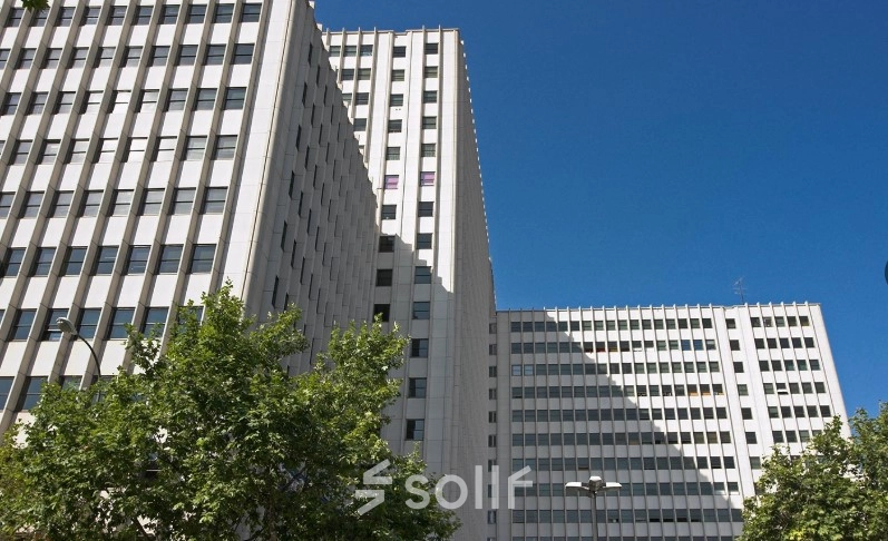 Fachada del edificio en Calle Ventura Rodríguez 7, ideal para el alquiler de oficinas en Madrid Moncloa.