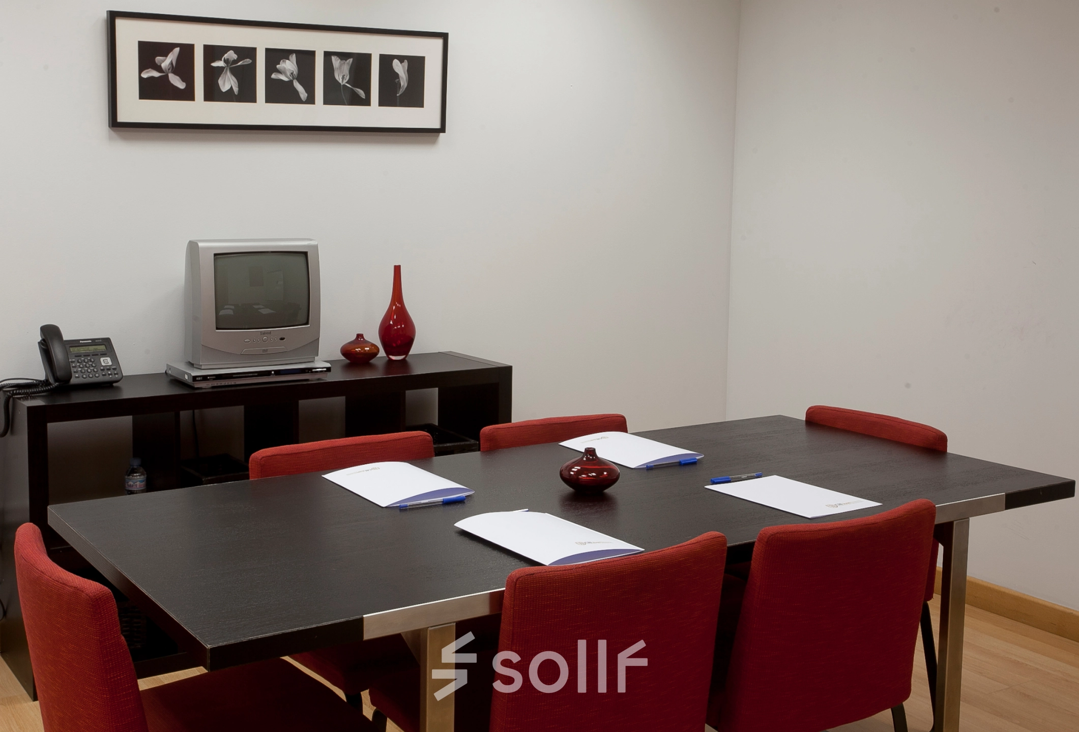 Espacio de oficina en Calle Lagasca 95, Madrid Salamanca con mesa de reuniones y sillas. Equipado para alquiler de oficinas.