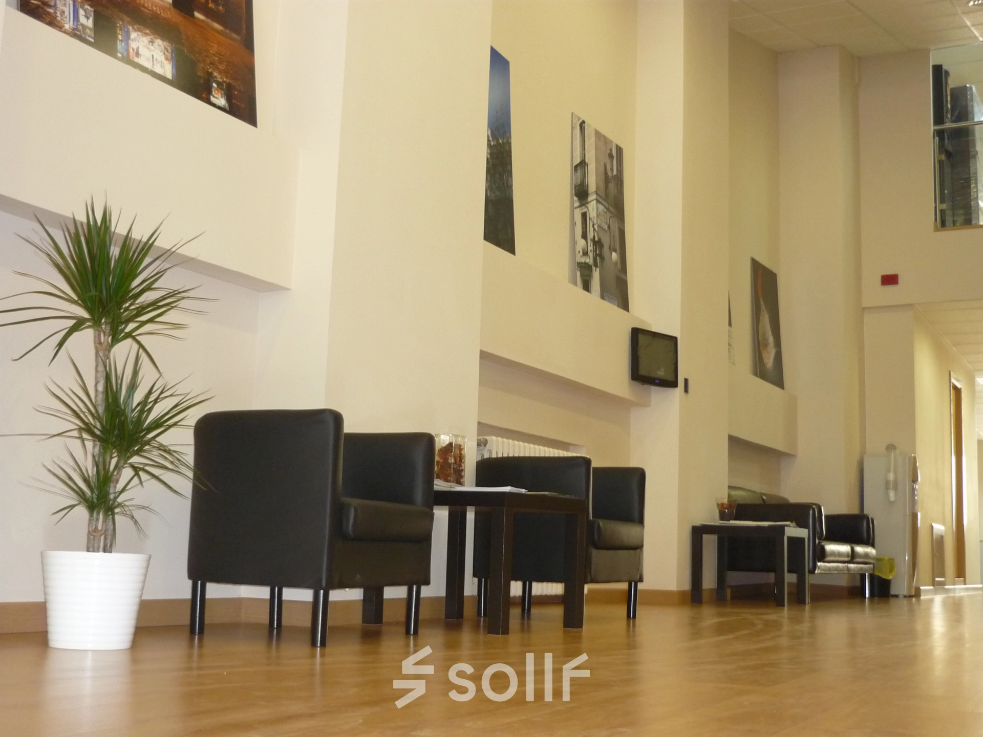Espacio de oficina amueblado en alquiler en Calle Lagasca 95, Madrid Salamanca, con asientos cómodos y decoración moderna.