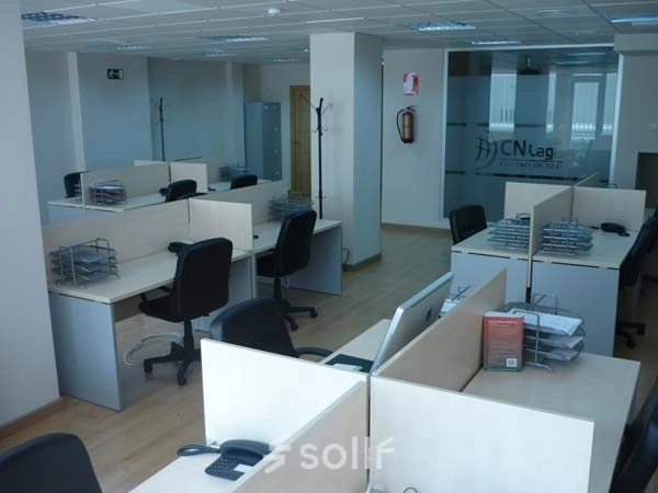 Espacio de trabajo compartido en alquiler de oficinas ubicado en Calle Lagasca 95, Madrid Salamanca, con escritorios y sillas ergonómicas.