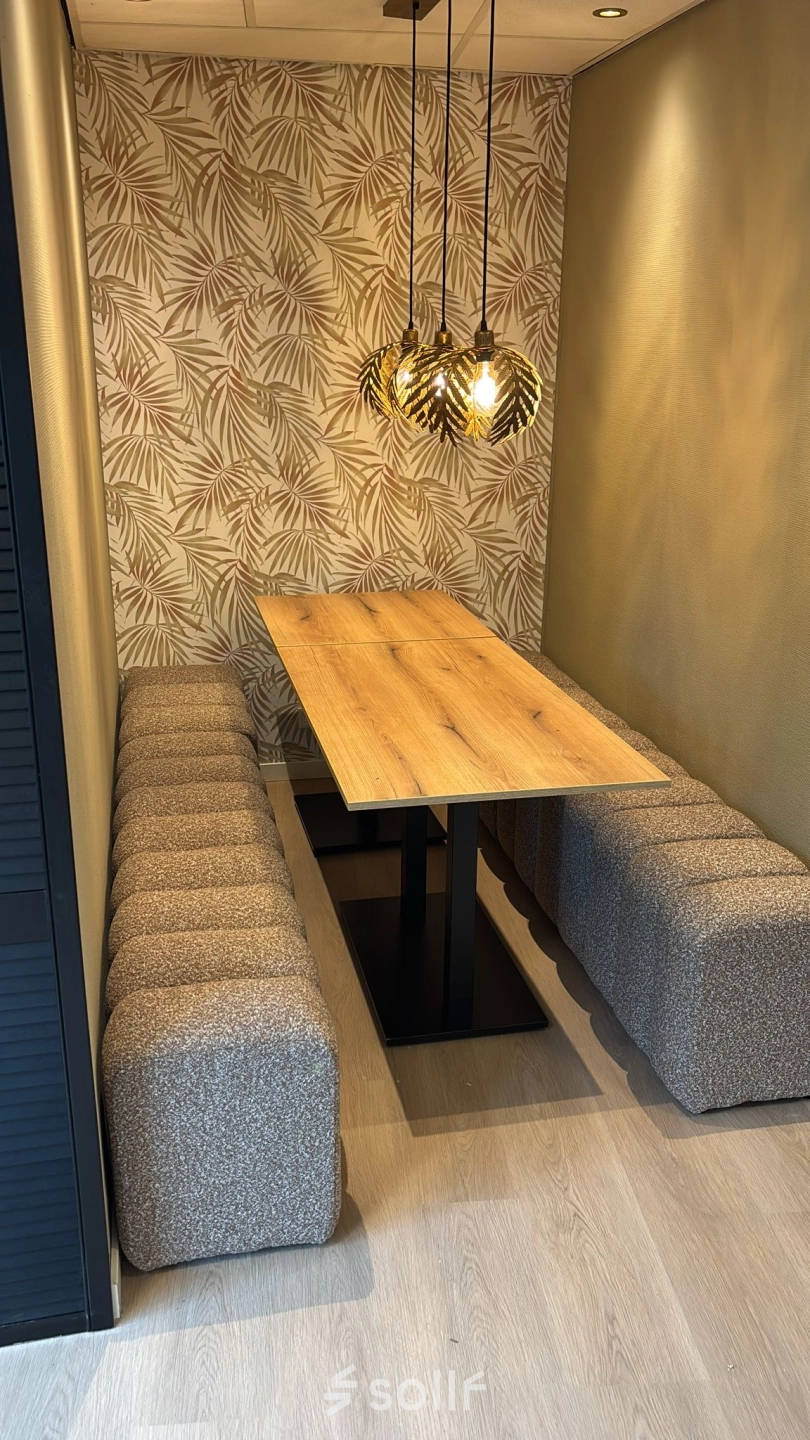 Stijlvolle kantoorruimte huren op Hollandse Kade 38 in Abcoude met comfortabele zitbanken en houten tafel onder stijlvolle hanglampen.