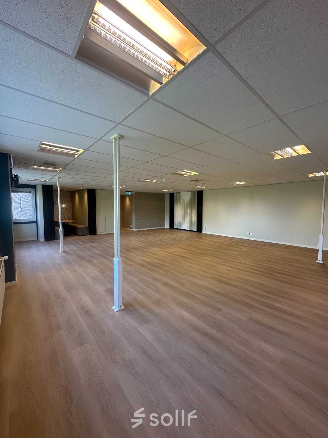 Ongemeubileerd kantoor in het kantoorpand op Hollandse Kade 38, Abcoude met houten vloer en verlicht door plafondlampen, geschikt voor kantoorruimte huren.