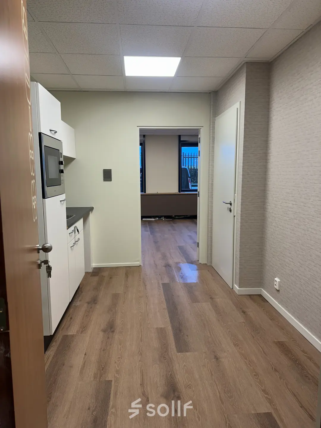 Functionele kantoorruimte te huur op Hollandse Kade 38 in Abcoude, met houten vloer en kitchenette.