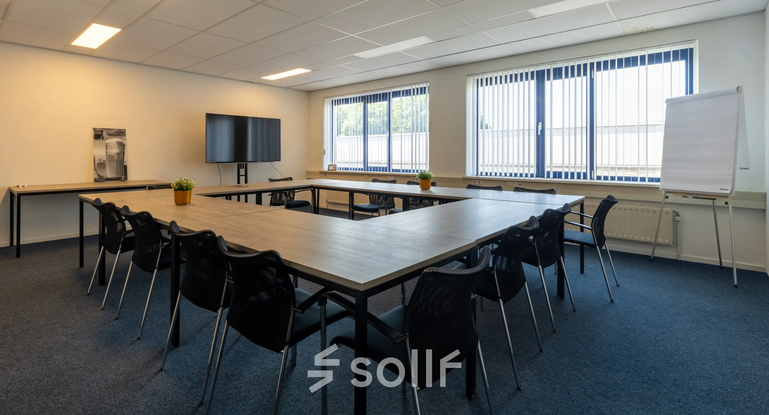 Kantoorruimte te huur in het kantoorpand op Bedrijvenpark Twente 305, Almelo. Grote, lichte ruimte met meerdere tafels en stoelen, geschikt voor vergaderingen of groepswerk. Ideaal voor bedrijven die kantoren willen huren.