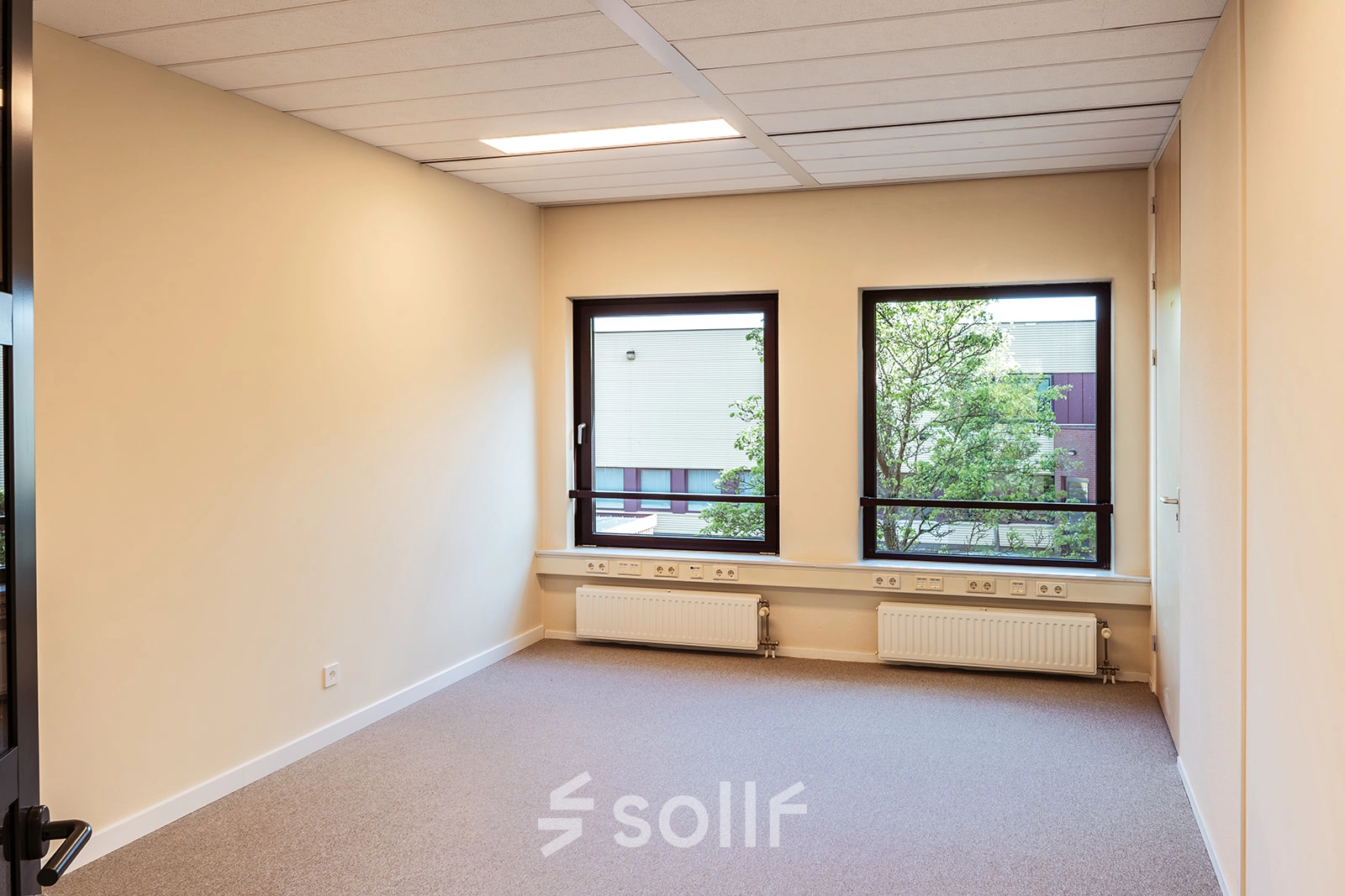 Ongemeubileerde kantoorruimte te huur aan Jool Hulstraat 2-14 in Almere Stad, met twee ramen en neutrale wanden. Perfecte locatie voor een kantoor of open floorplan inrichting.