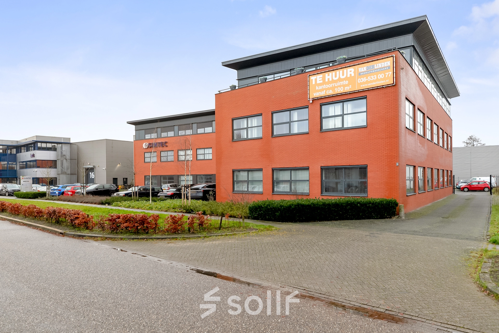 Kantoorpand op Jool Hulstraat 2-14 in Almere Stad, te huur. Het pand heeft een opvallende rode bakstenen gevel en biedt parkeergelegenheid aan de voorzijde.