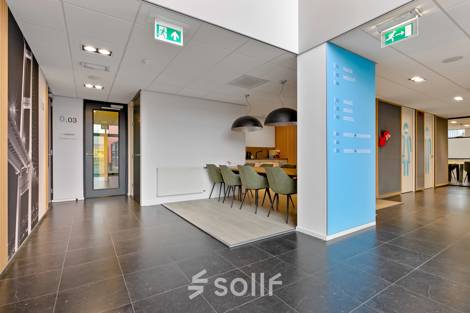 Kantoorpand op Jool Hulstraat 2-14 in Almere Stad met moderne inrichting en vergadertafel. Geschikt voor wie kantoorruimte wil huren.
