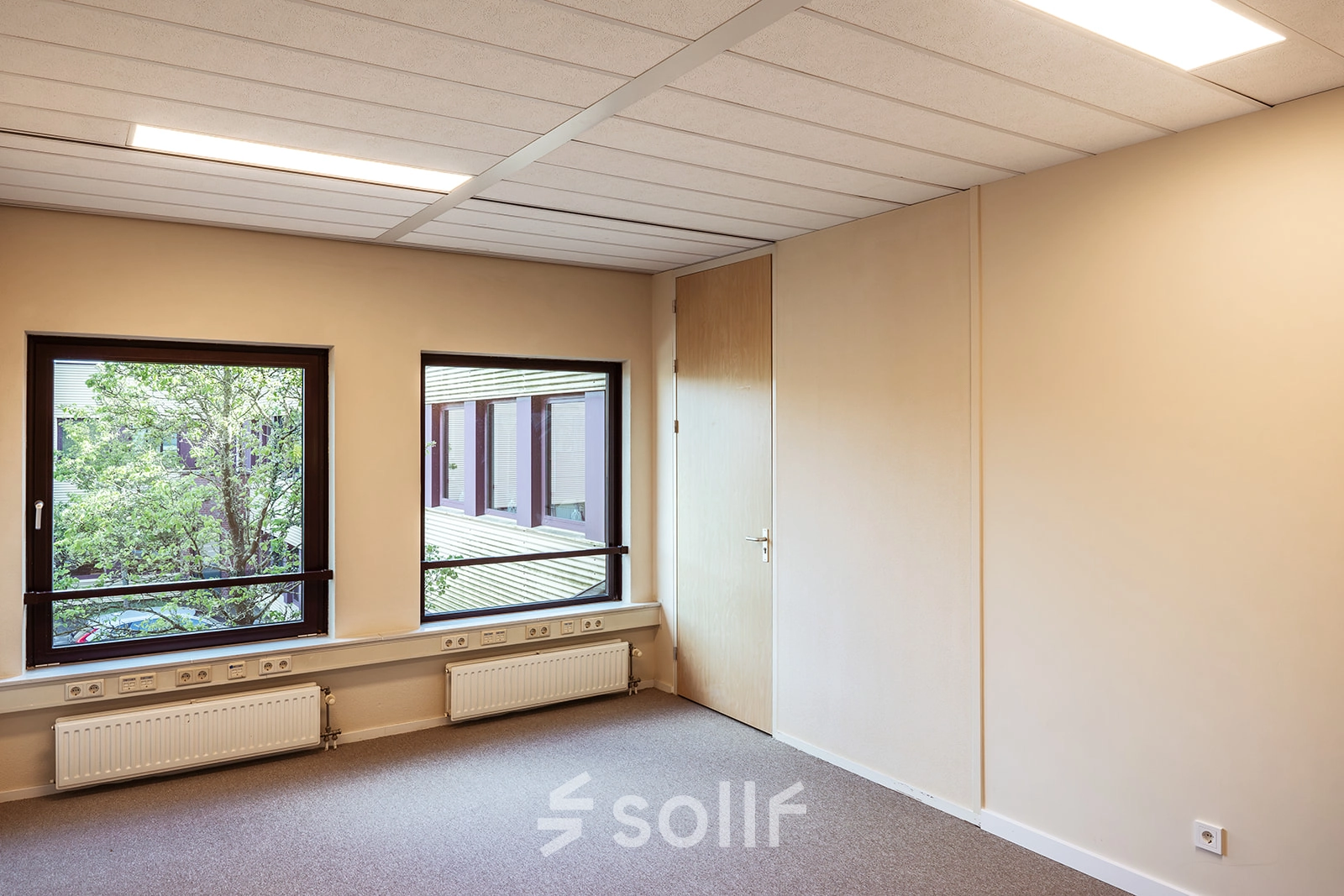 Kantoorruimte te huur op Jool Hulstraat 2-14, Almere Stad. Licht interieur met twee grote ramen en neutrale muren, ideaal voor een rustige werkomgeving.