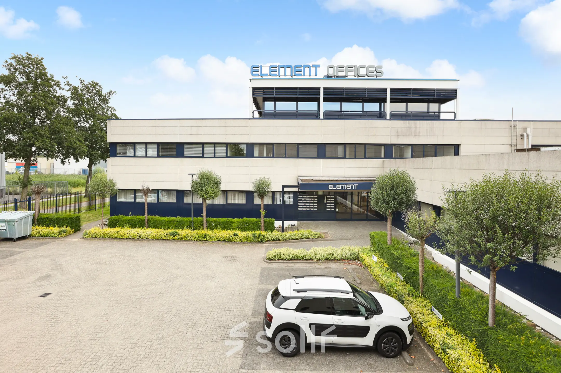Vooraanzicht van het kantoorpand op Markerkant 1310, Almere Stad, met parkeergelegenheid en het gebouw van Element Offices. Geschikt voor bedrijven die kantoorruimte willen huren.
