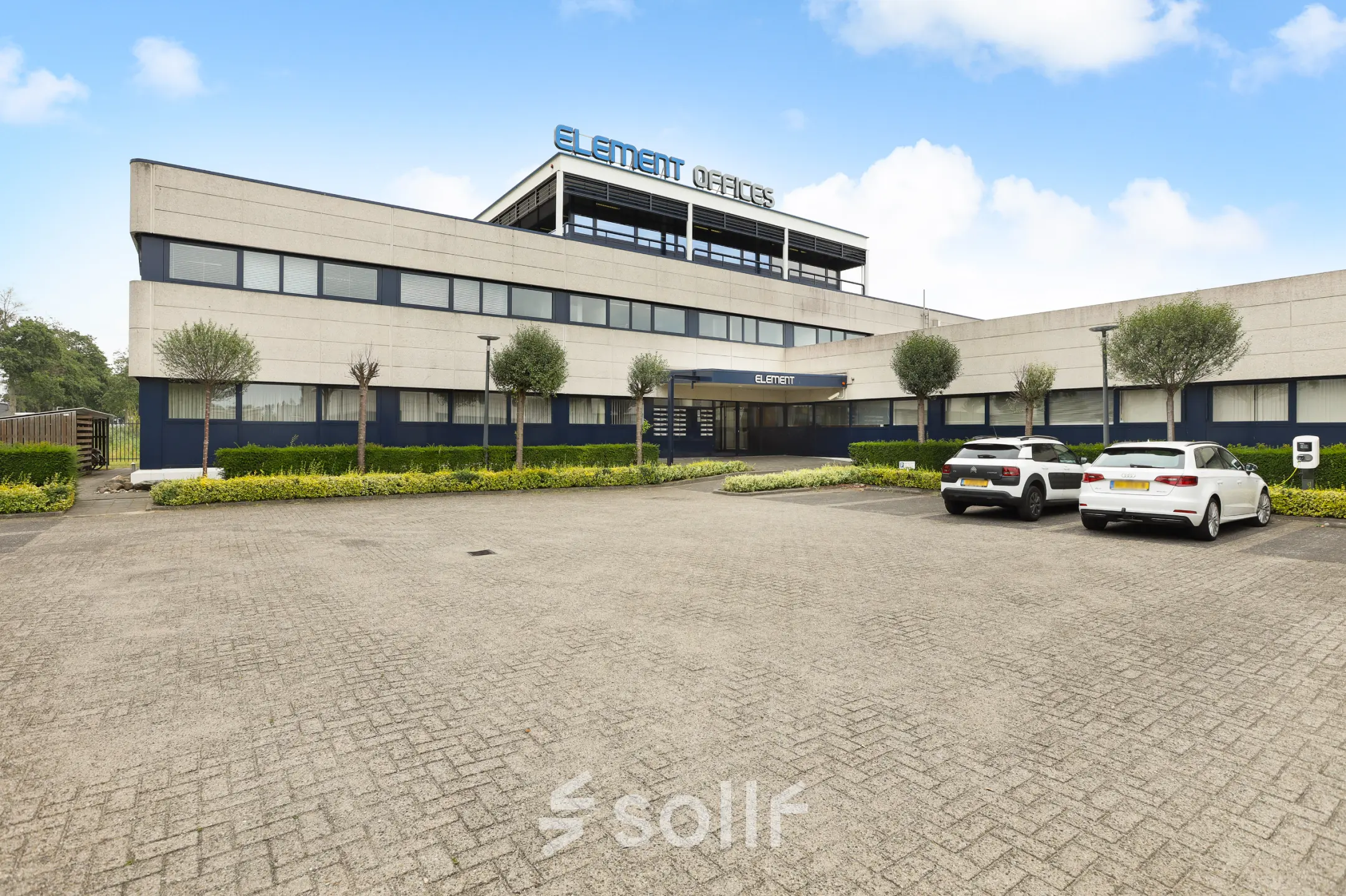 Voorzijde van het kantoorpand op Markerkant 1310, Almere Stad, met parkeerplaatsen en verzorgde omgeving. Ideale locatie om kantoorruimte te huren.
