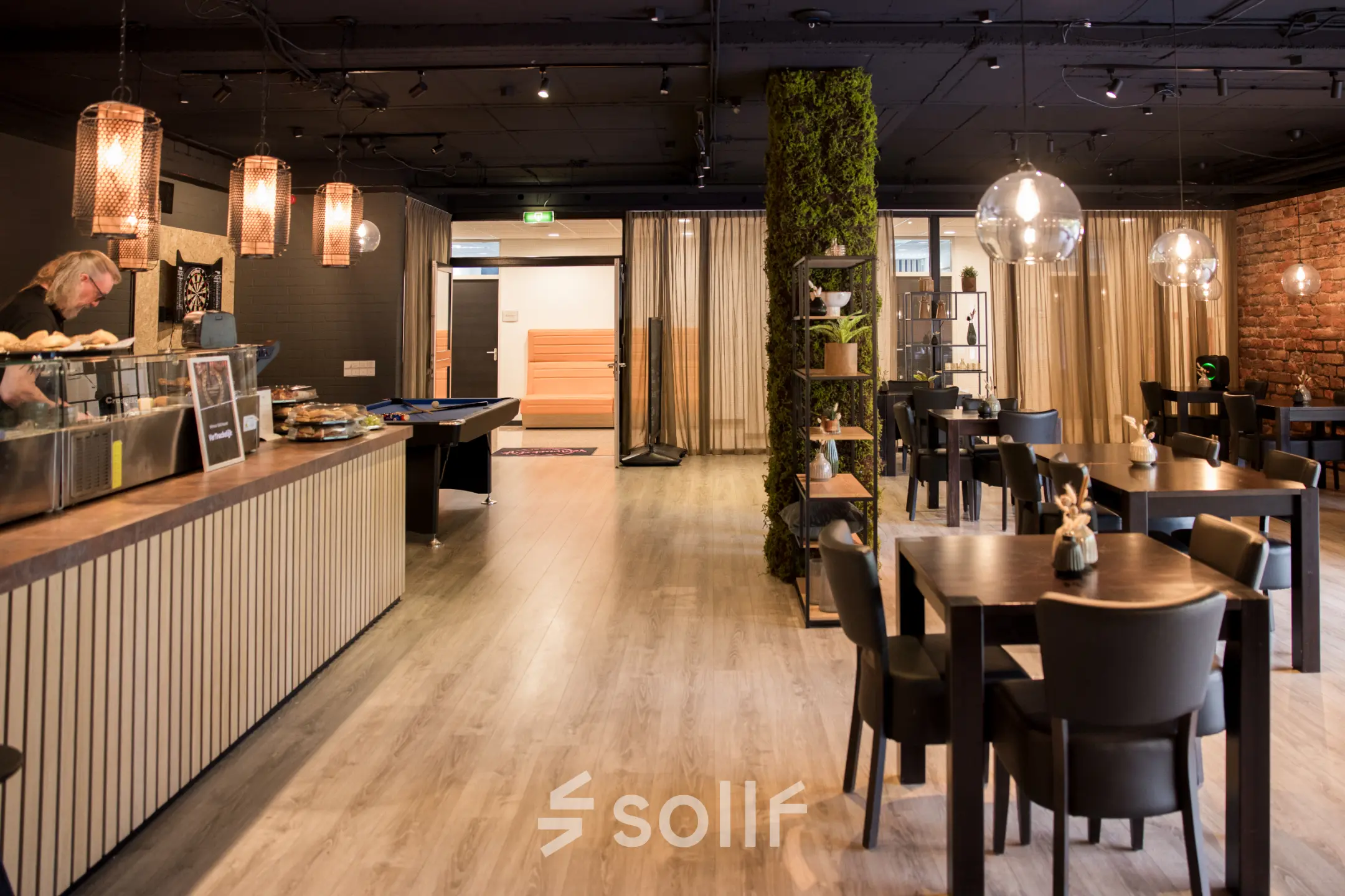 Stijlvolle lounge in kantoorpand Markerkant 1310, Almere Stad, met gezellige zitplaatsen en een moderne sfeer, ideaal voor kantoren die kantoorruimte willen huren.
