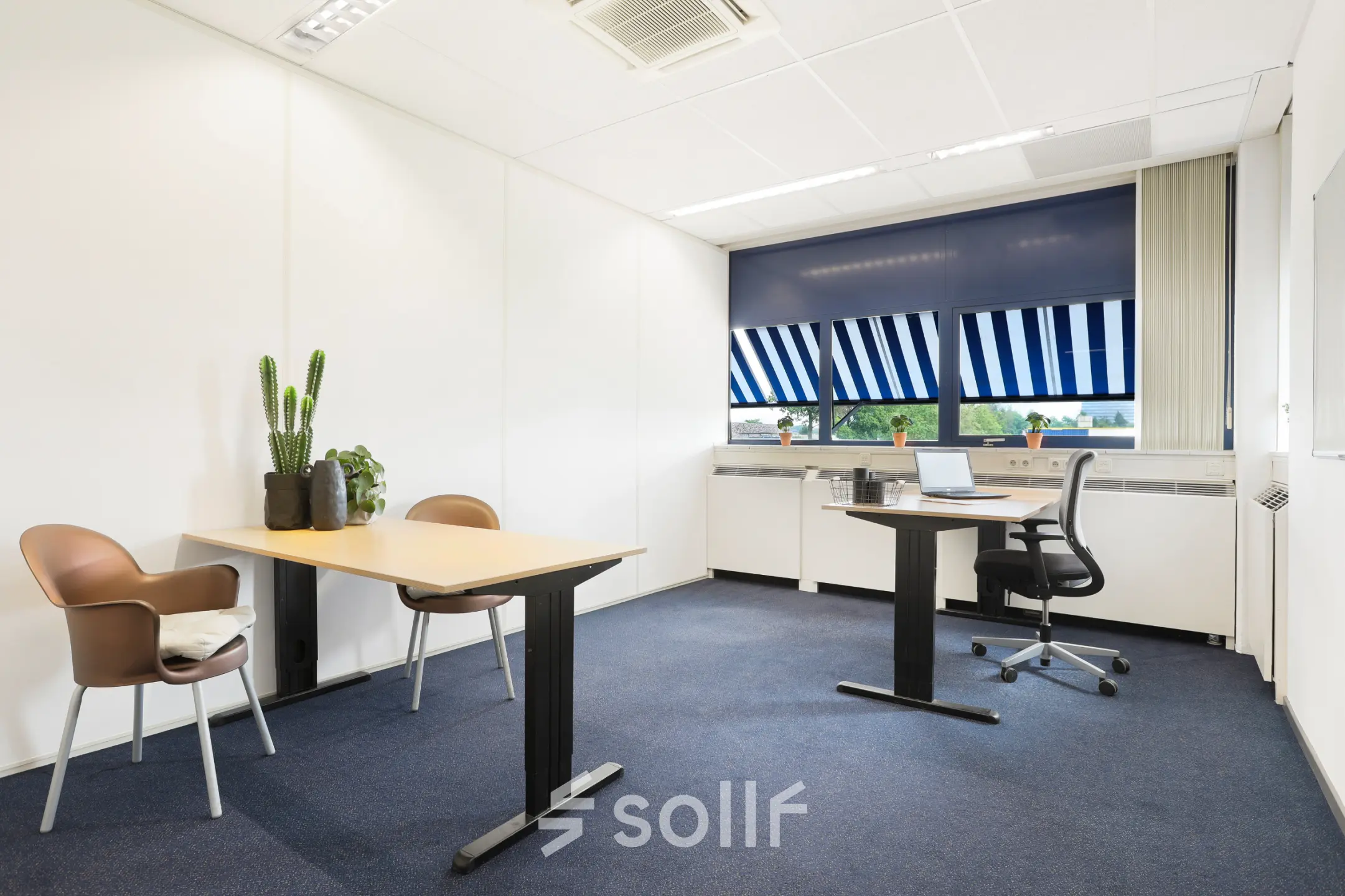Lichte kantoorruimte op Markerkant 1310, Almere Stad met twee bureaus, stoelen en planten. Grote ramen zorgen voor veel natuurlijk licht in het kantoorpand.
