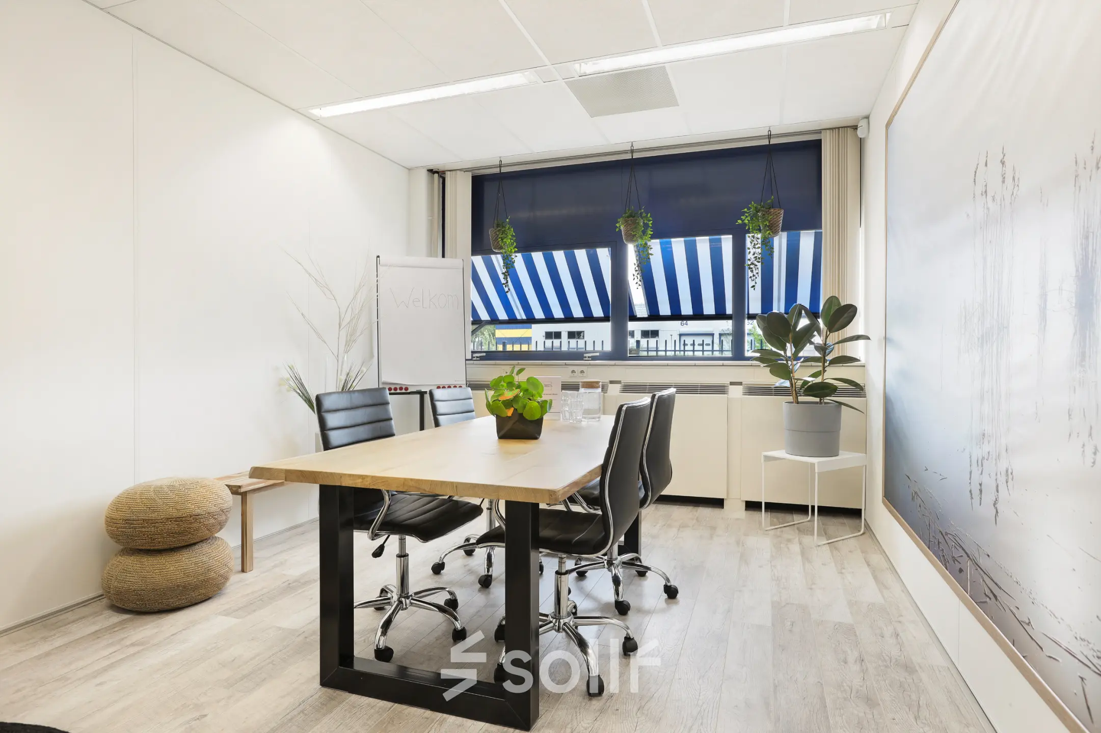 Kantoorruimte huren in Almere Stad bij Markerkant 1310, met een vergadertafel en stoelen. De strakke inrichting biedt een professionele uitstraling voor zakelijke bijeenkomsten.