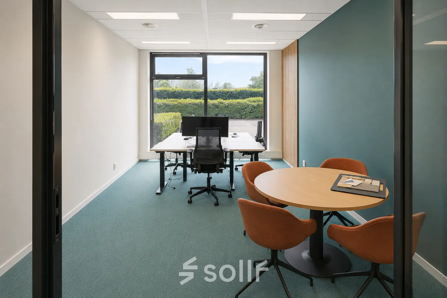 Moderne kantoorruimte huren in Almere Stad met grote ramen, groen uitzicht en stijlvolle meubels op Veluwezoom 15.