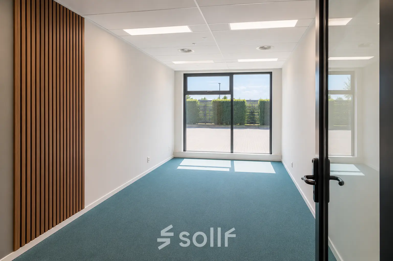 Lichte kantoorruimte met glazen deur en groot raam in kantoorpand aan Veluwezoom 15, Almere Stad. Ideaal voor wie kantoorruimte wil huren. Ontvang daglicht en uitzicht op buitenruimte.