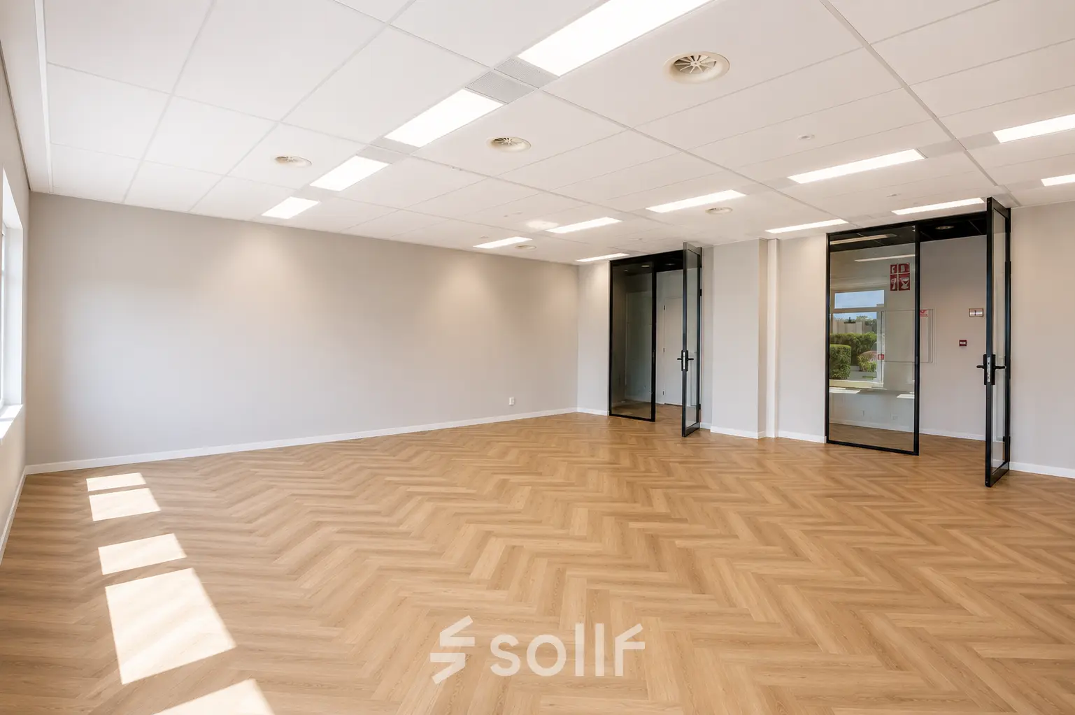 Kantoorruimte huren bij Veluwezoom 15 in Almere Stad; moderne vloeren en veel lichtinval in open kantoorpand.