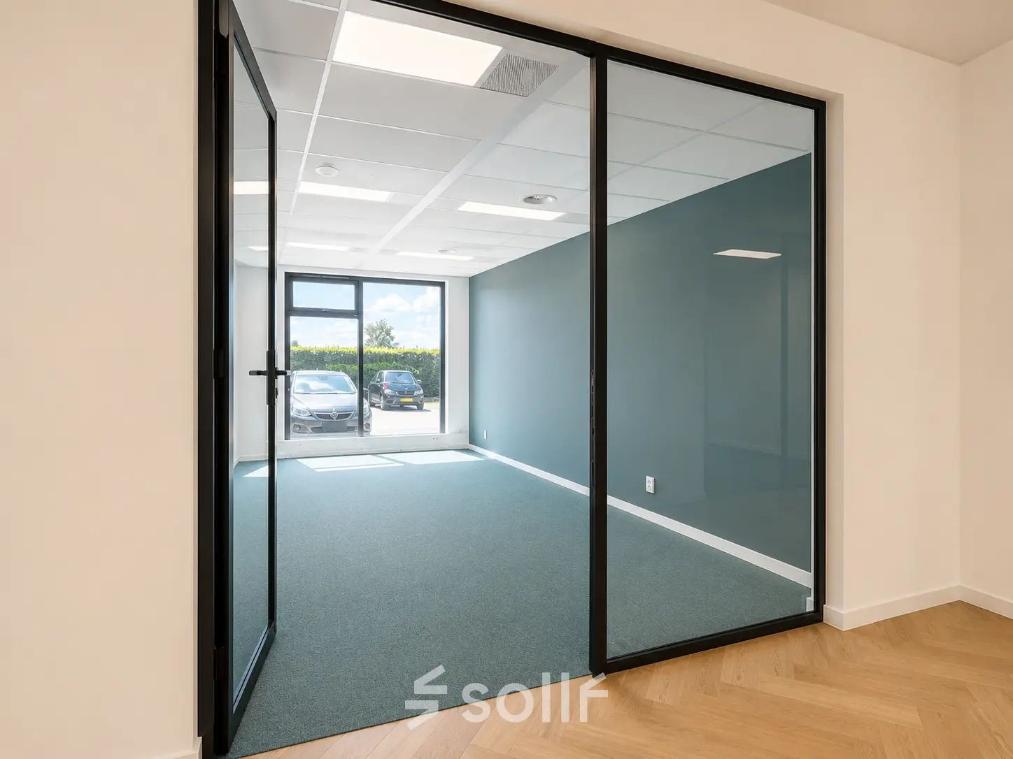 Licht kantoor op Veluwezoom 15 in Almere Stad met glazen deuren en groene vloerbedekking, direct beschikbaar voor huur.