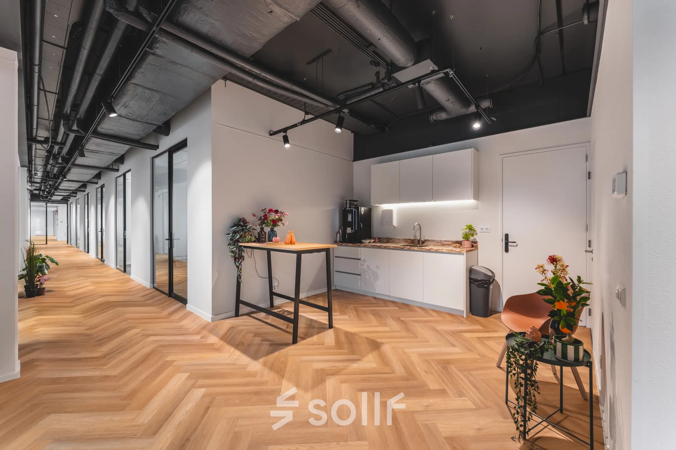 Stijlvolle kantoorruimte op Veluwezoom 15, Almere Stad, met houten vloer, moderne pantry en strakke afwerking. Ideaal voor bedrijven die kantoor willen huren in een inspirerende omgeving.