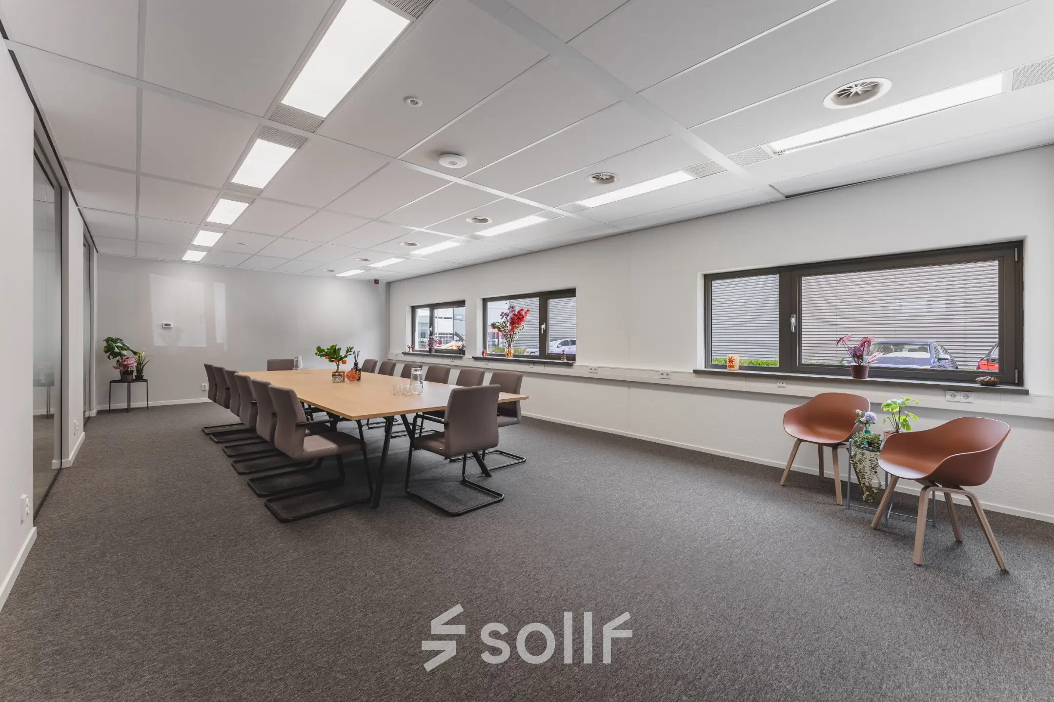 Ruime kantoorruimte te huur op Veluwezoom 15 in Almere Stad, met een lange vergadertafel en moderne stoelen, geschikt voor vergaderingen of coworking.