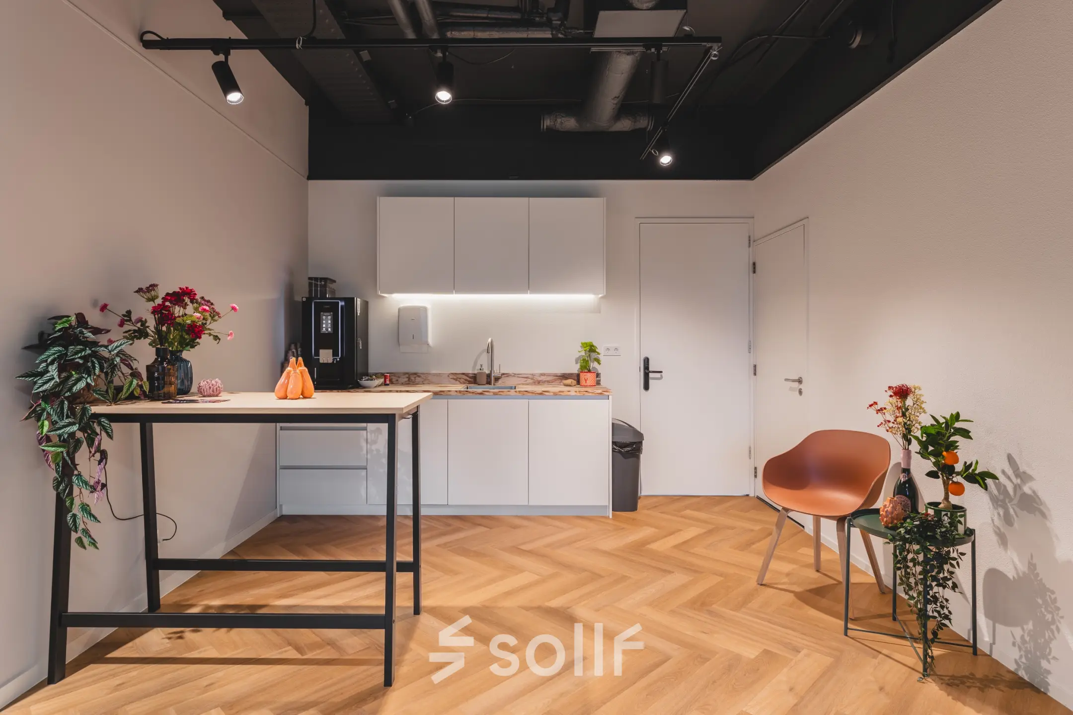 Moderne kantoorruimte met een nette pantry en houten vloer, ideaal voor wie kantoorruimte wil huren in Almere Stad, Veluwezoom 15.