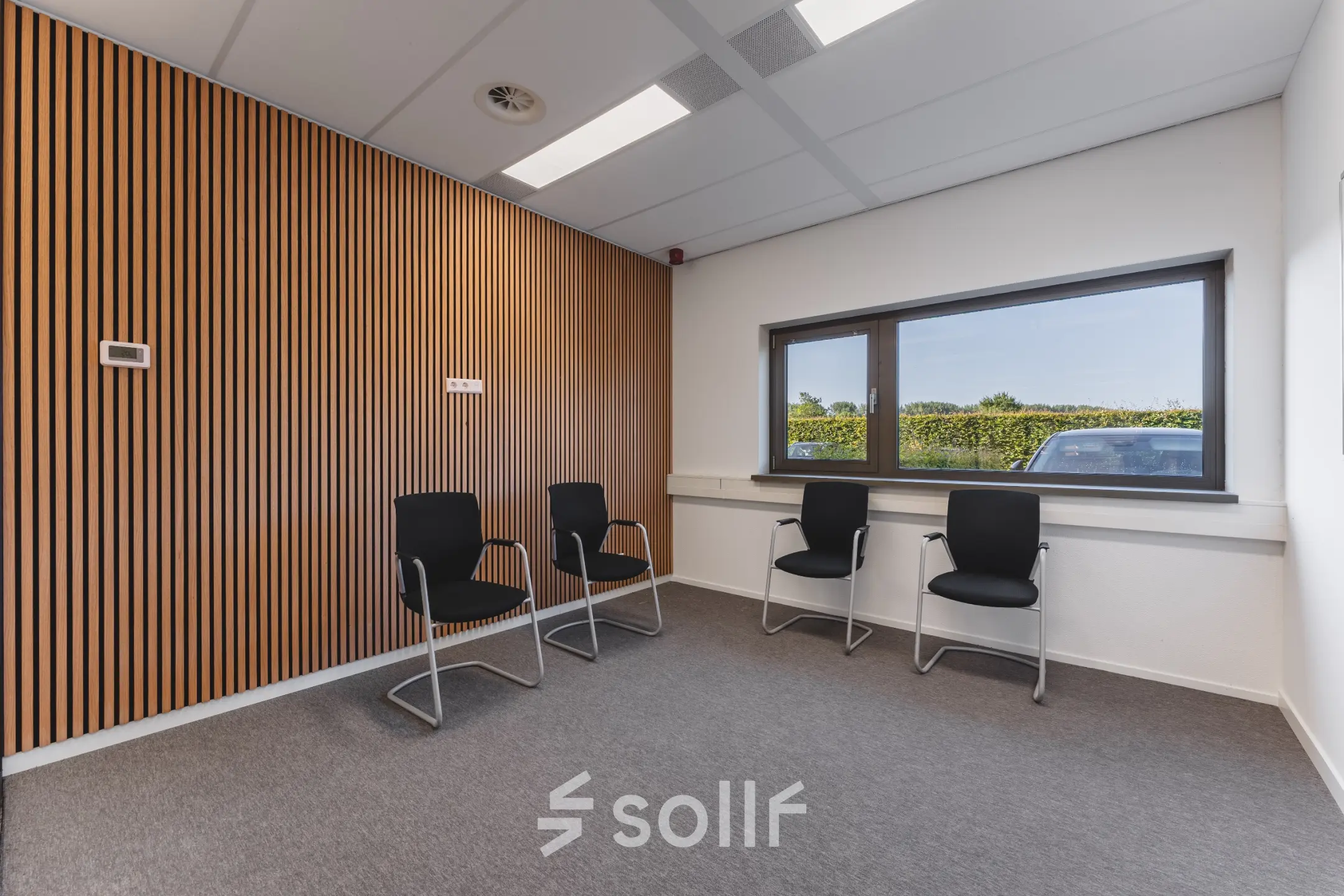 Almere Stad biedt een gemeubileerde kantoorruimte met comfortabele stoelen en een houten accentwand. Ideaal voor bedrijven die op zoek zijn naar een kantoorruimte om te huren.