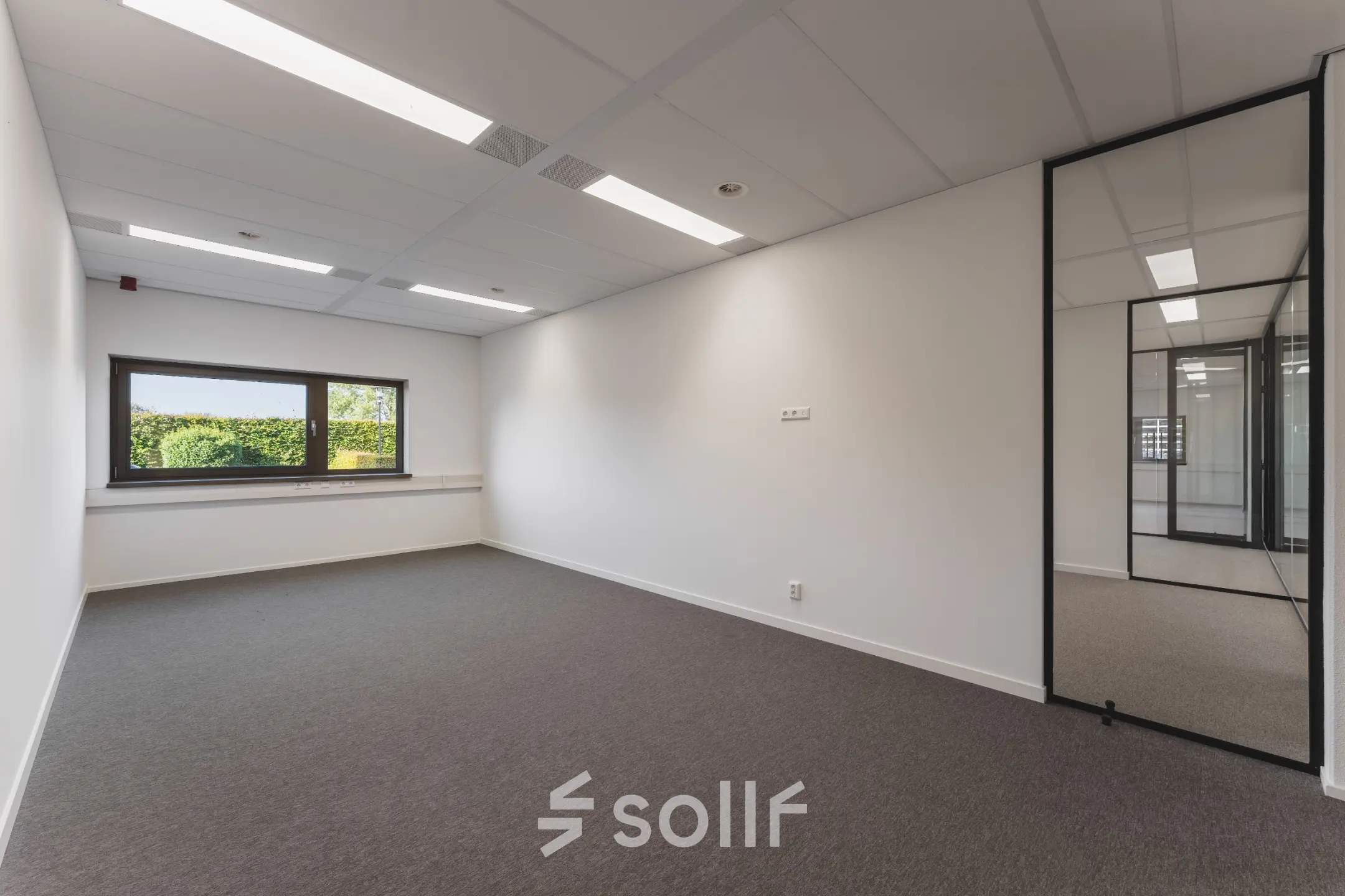 Lege kantoorruimte aan Veluwezoom 15, Almere Stad, met tapijtvloer, wit plafond en ramen met uitzicht op groen. Ideaal voor kantoorruimte huren en aanpasbaar naar bedrijfsbehoeften.