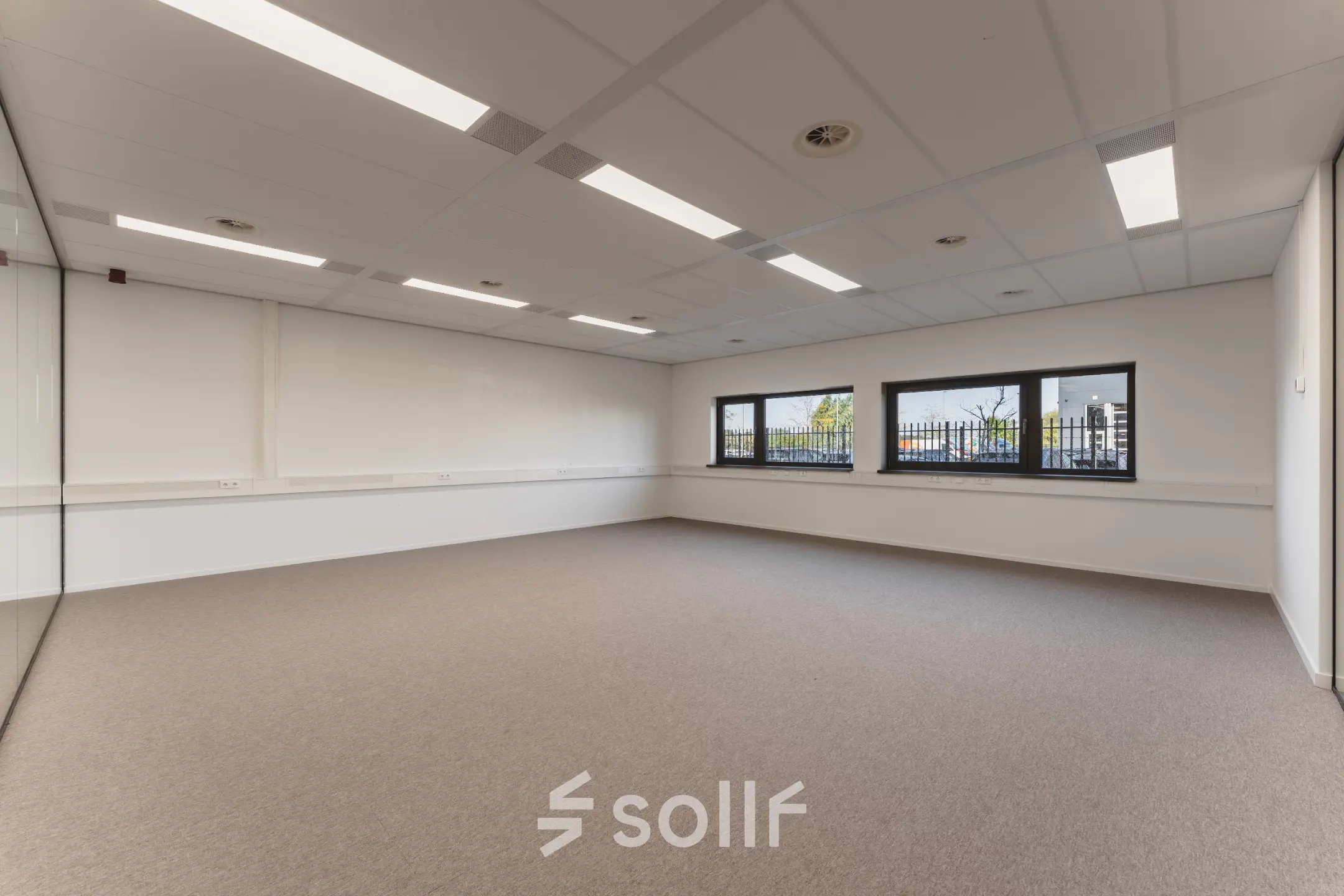 Lichte kantoorruimte te huur in Almere Stad, gelegen in een modern kantoorpand aan de Veluwezoom 15. De ruimte biedt grote ramen met uitzicht en een neutraal interieur.
