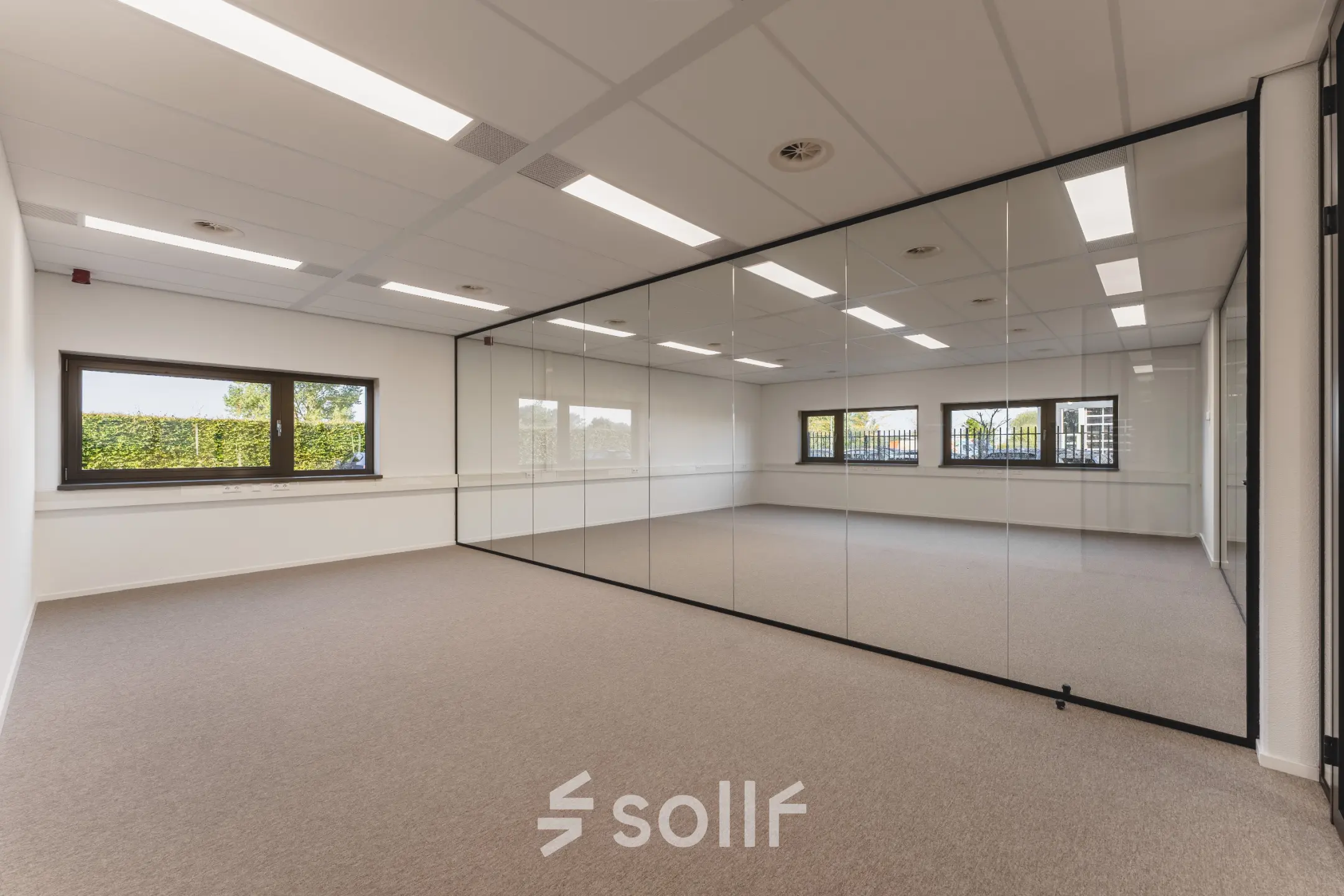 Leeg kantoorpand op Veluwezoom 15, Almere Stad, met lichte muren en veel natuurlijk licht. Groene omgeving buiten biedt rustige sfeer voor kantoorruimte huren.