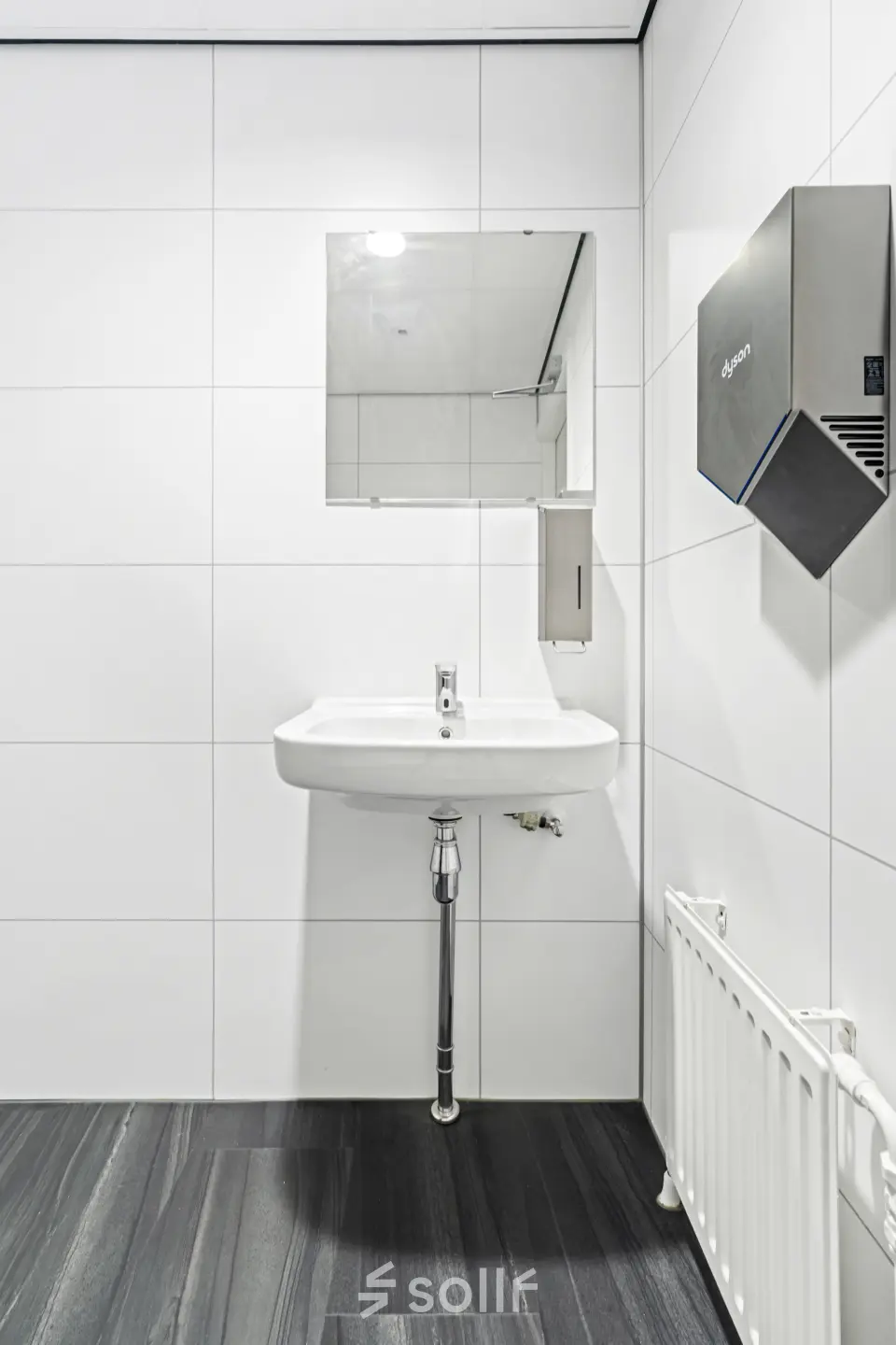 Bekijk de strakke uitstraling van het sanitair in dit kantoorpand op Maanlander 43, Amersfoort Calveen. Ideaal als onderdeel van jouw toekomstige kantoorruimte huren.