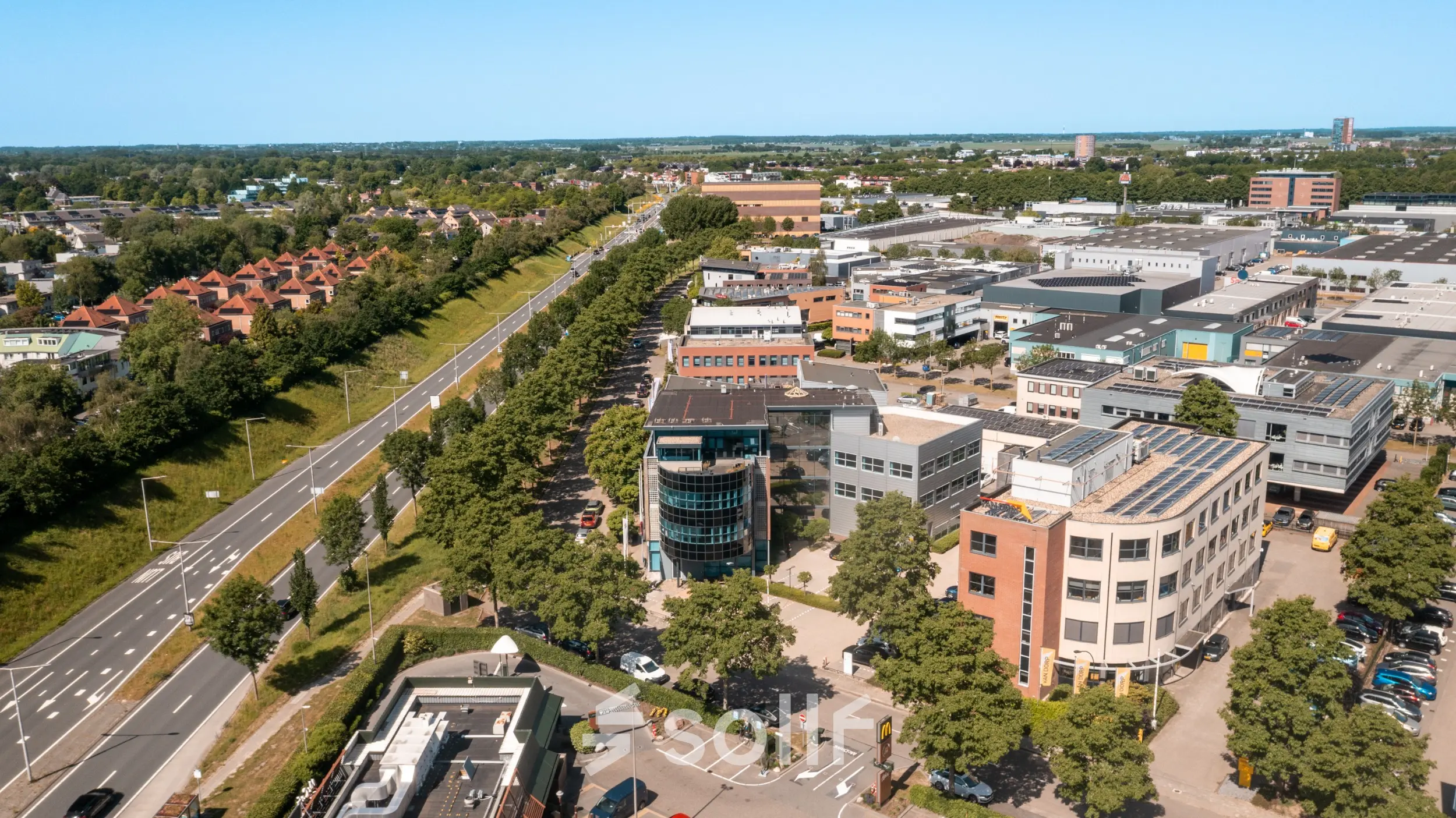 Luchtfoto van kantoorpand Maanlander 43 in Amersfoort Calveen, omgeven door groen en wegen. Perfecte locatie om kantoorruimte te huren, met diverse huurmogelijkheden in moderne kantoren.