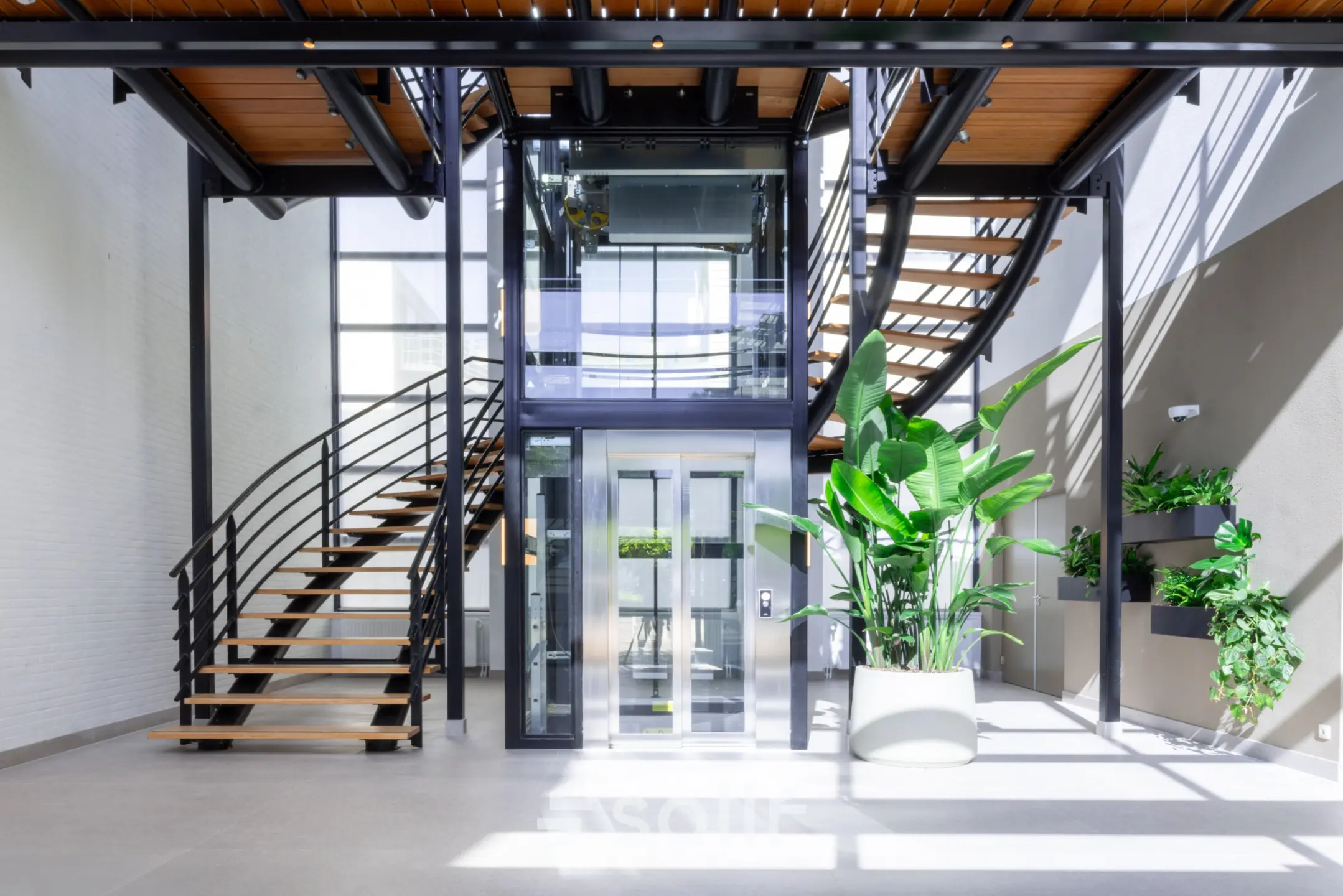 Ruime en lichte entree met moderne trap en glazen lift in een kantoorpand, ideaal voor kantoorruimte huren aan de Maanlander 43 in Amersfoort Calveen.