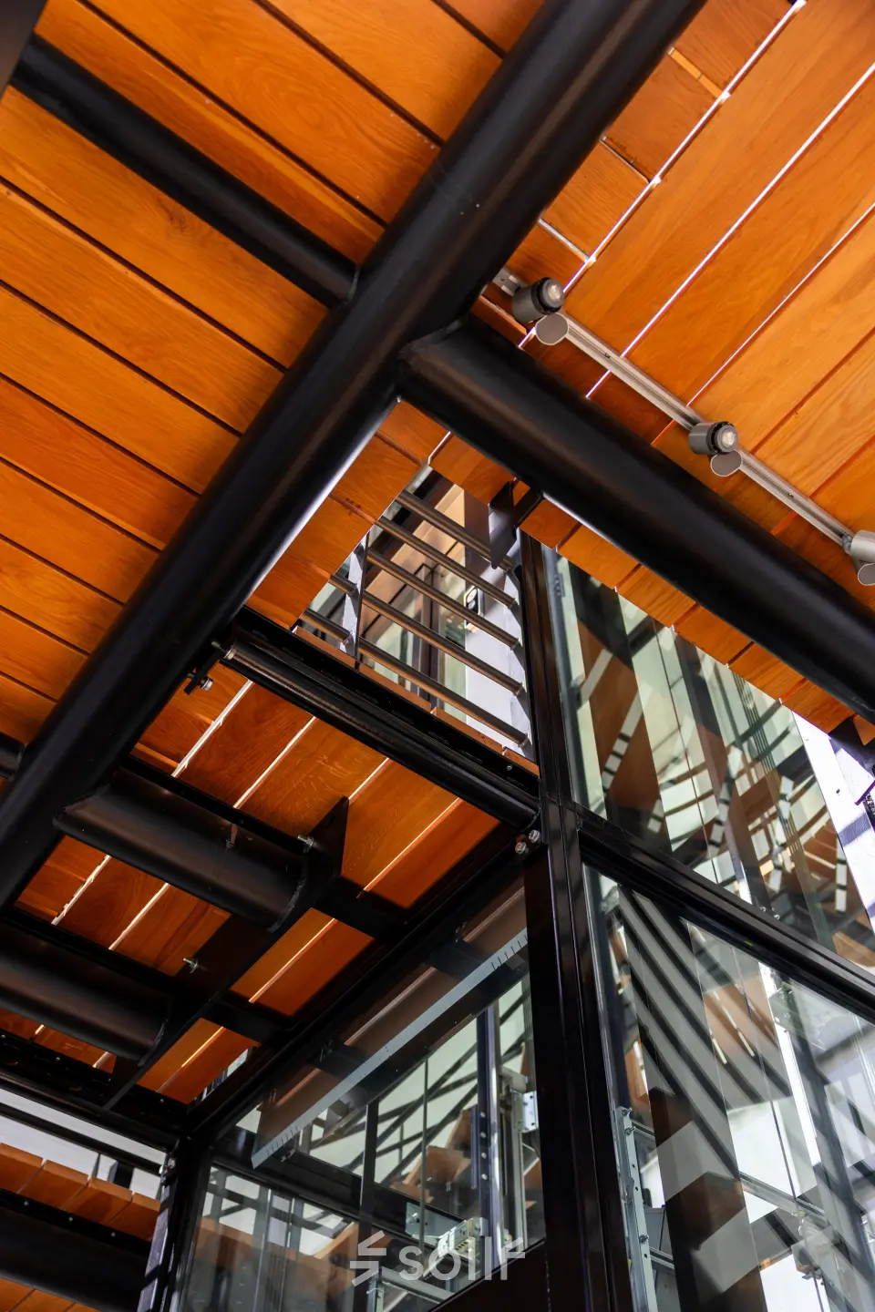 Moderne kantoorruimte met stijlvolle houten plafonds en glazen wanden op Maanlander 43 in Amersfoort Calveen, ideaal voor wie een uniek kantoor wil huren.