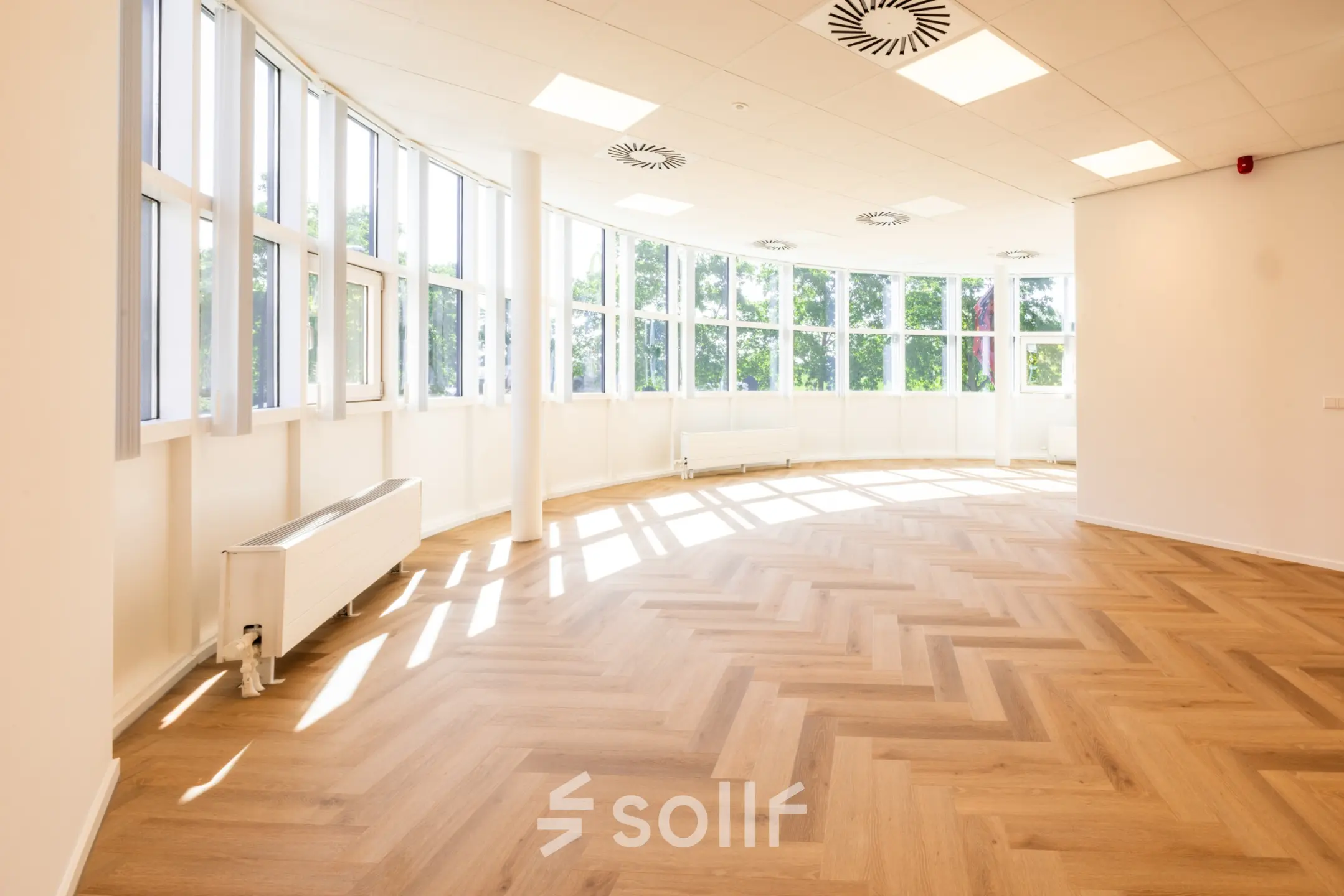 Ruime en lichte kantoorruimte aan Maanlander 43, Amersfoort Calveen, met groot raamoppervlak en houten vloer. Ideaal voor kantoorruimte huren.