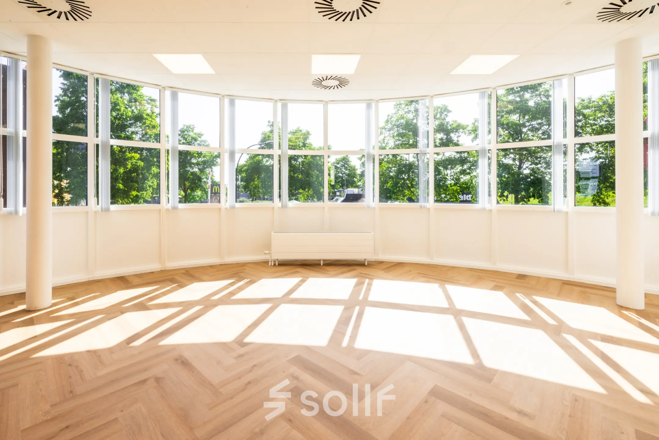 Lichte kantoorruimte met ramen rondom en houten vloer op Maanlander 43, Amersfoort Calveen, ideaal voor kantoorinrichting en te huur als flexibele werkplek.