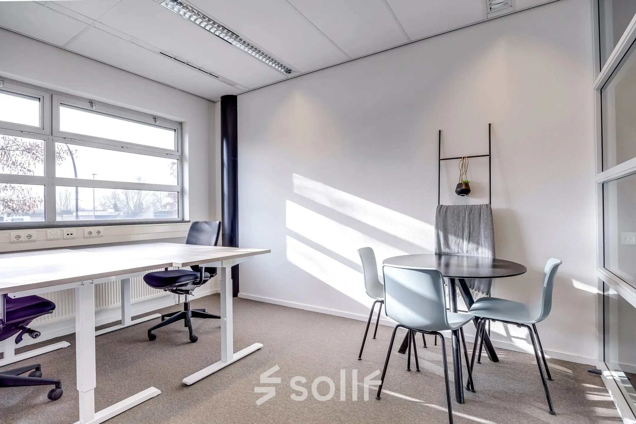 Lichte kantoorruimte in Amersfoort Calveen met witte muren, grote ramen en enkele moderne meubels. Geschikt voor huren als werkruimte. Gelegen op Maanlander 47.