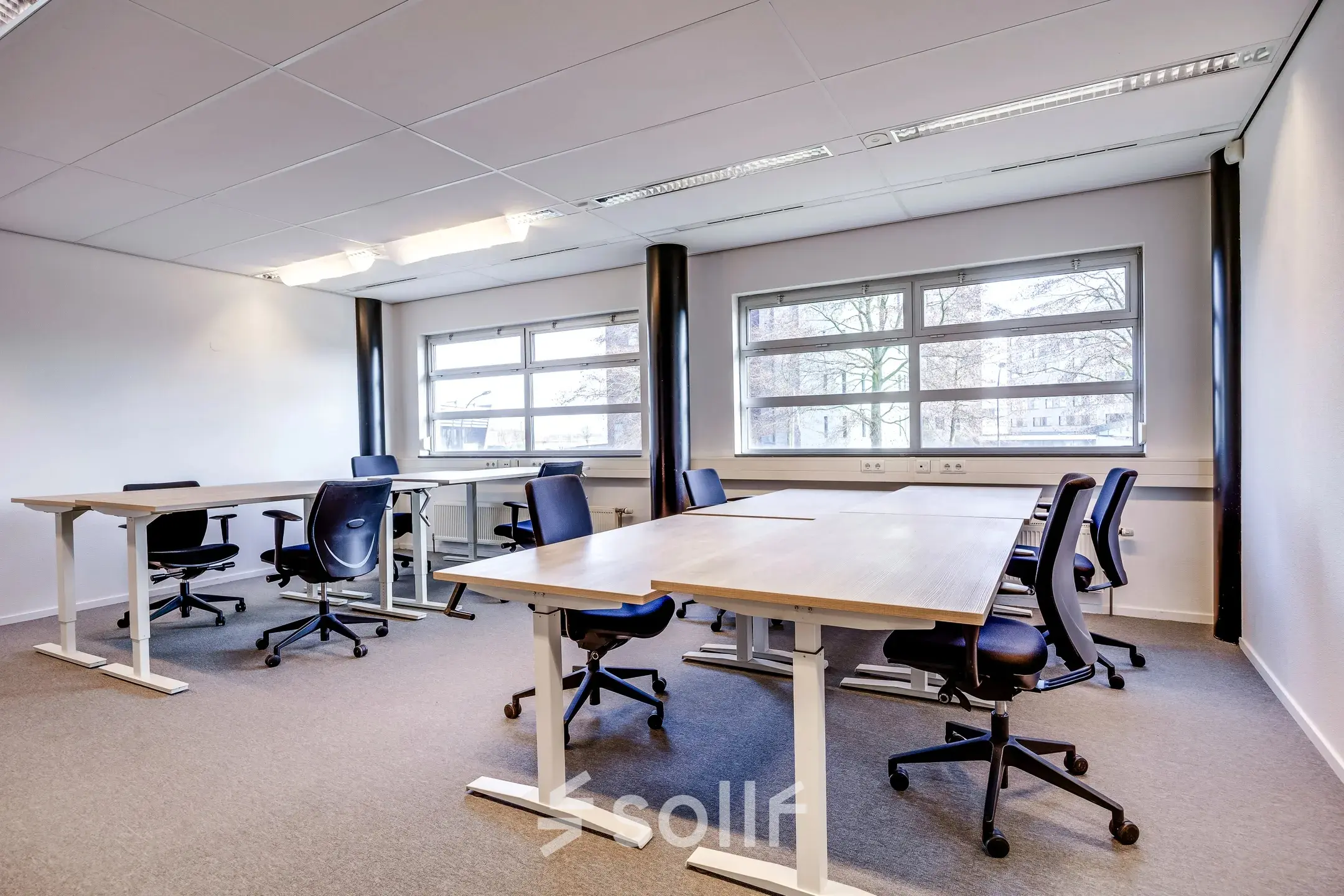 Moderne kantoorruimte huren in Amersfoort Calveen op Maanlander 47, ingericht met ruime bureaus en ergonomische stoelen, ideaal voor productief werken.