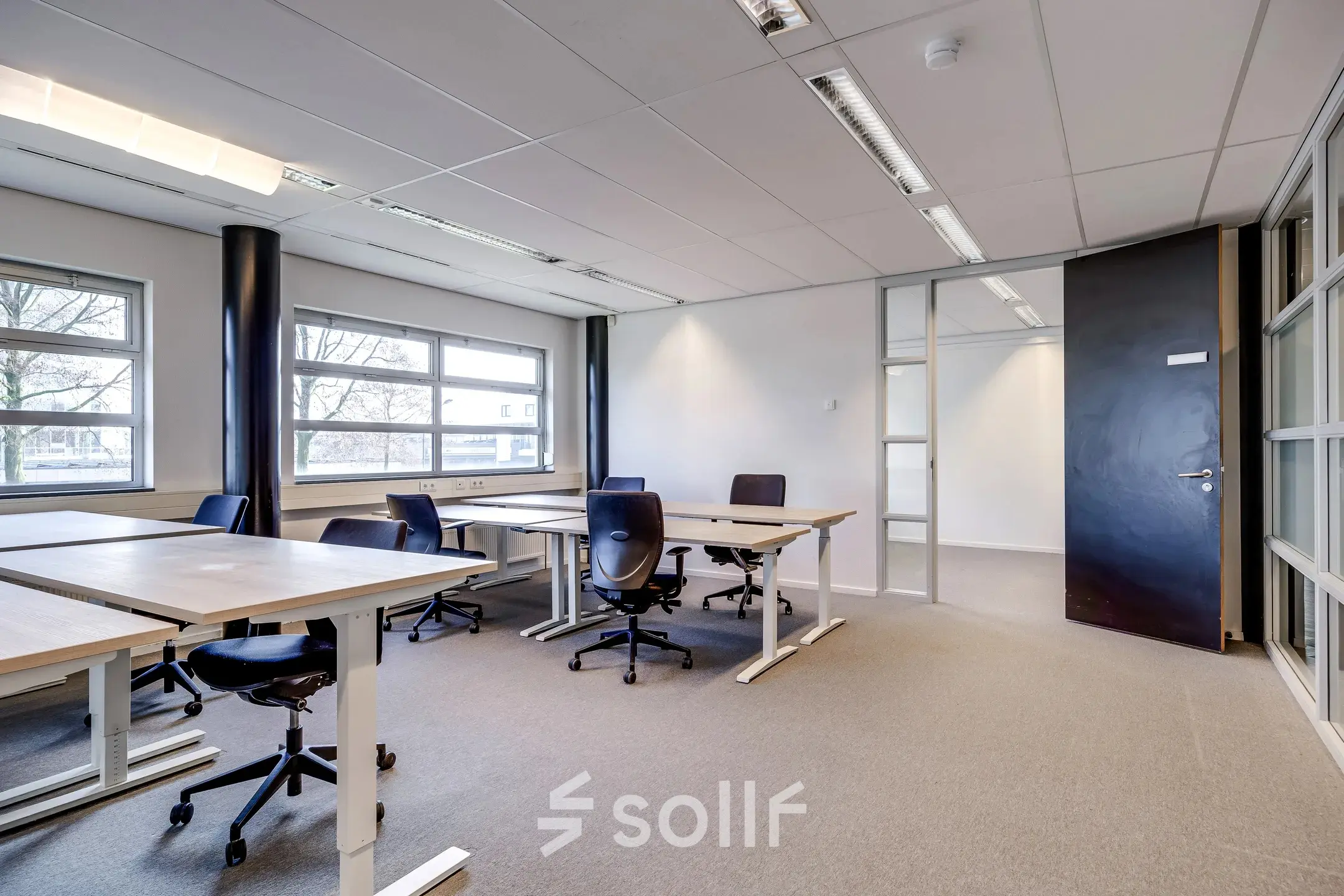 Lichte kantoorruimte te huur op Maanlander 47, Amersfoort Calveen, met moderne bureaus en stoelen, ideaal voor professionele werkomgeving.