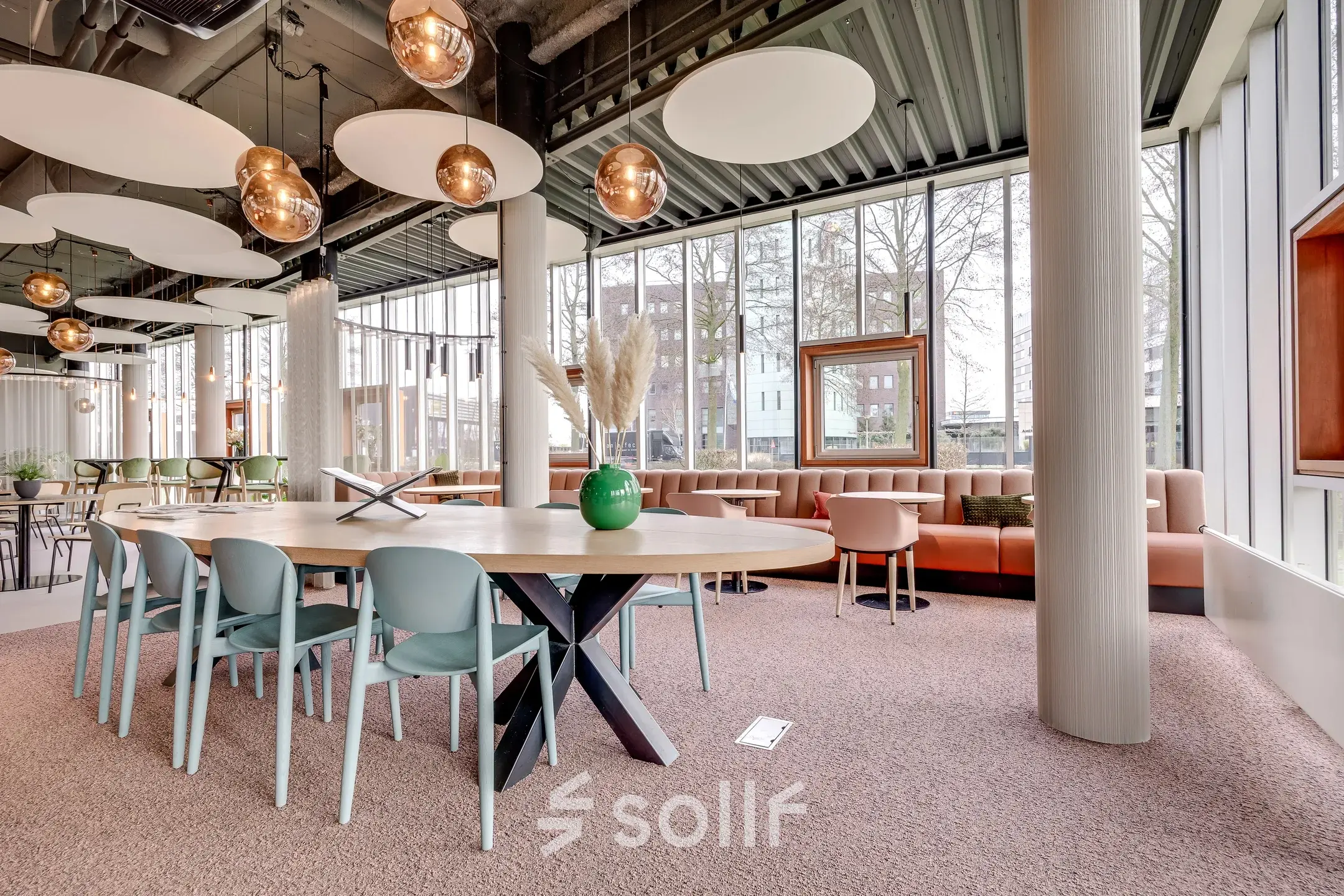 Stijlvolle kantoorruimte te huur op Maanlander 47 in Amersfoort Calveen, met een grote tafel en moderne verlichting, ideaal voor vergaderingen in een open en lichte omgeving.