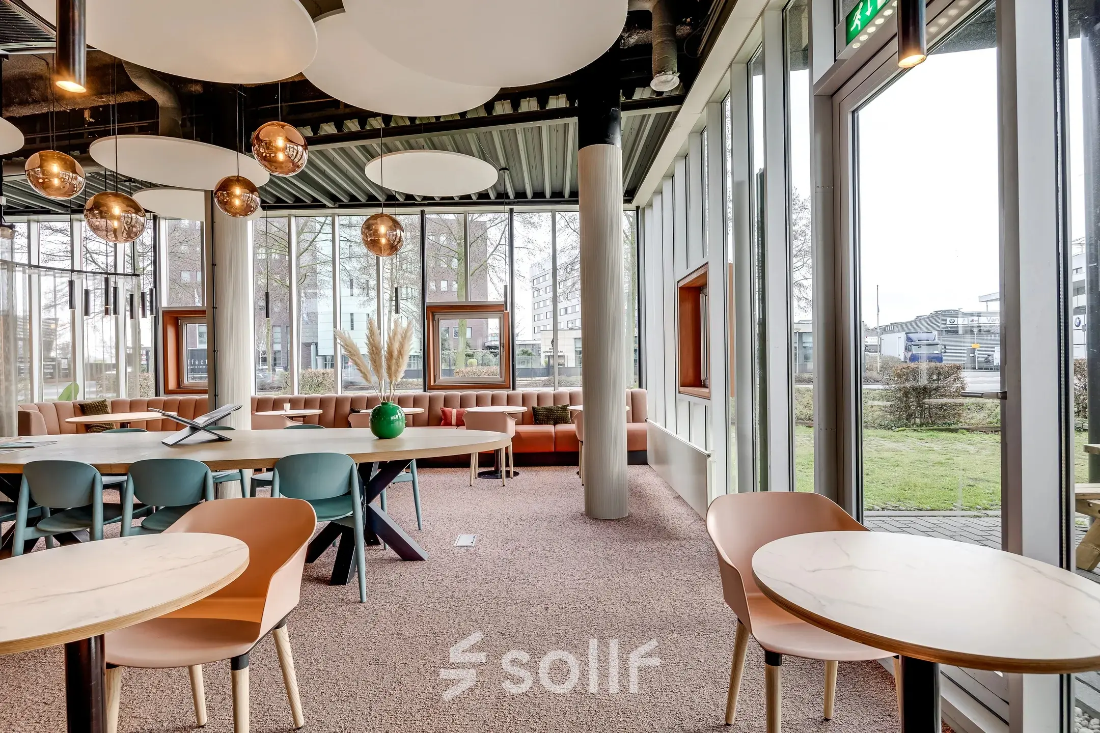 Moderne kantoorruimte in Amersfoort Calveen met grote ramen, stijlvolle meubilering en veel natuurlijk licht; ideaal om te huren voor creatieve werksessies.