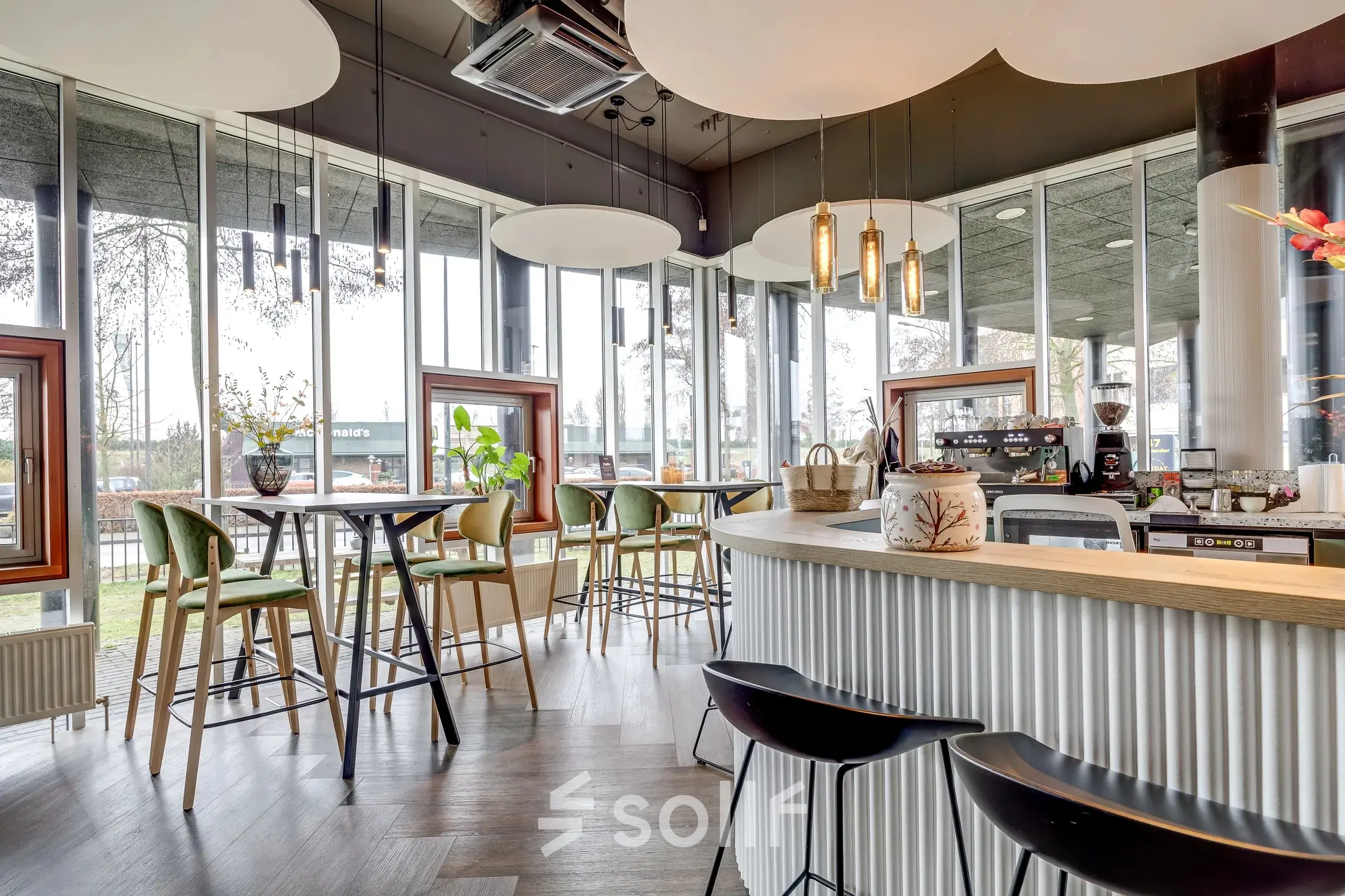 Kantoorruimte op Maanlander 47 in Amersfoort Calveen, met moderne bar en hoge tafels, grote ramen voor natuurlijk licht. Ideale plek om een kantoor te huren.