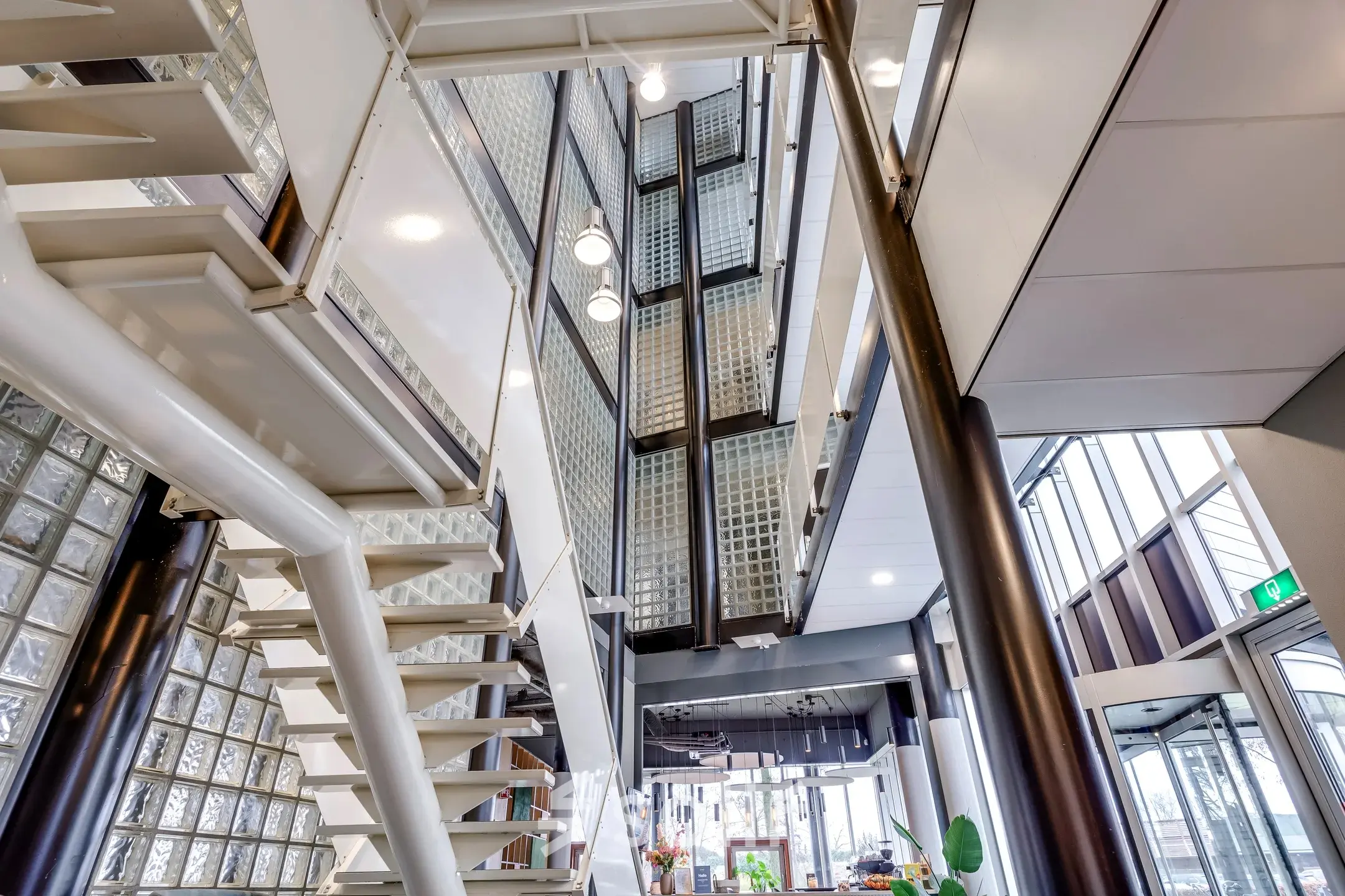 Kantoorruimte huren in het moderne kantoorpand op Maanlander 47, Amersfoort Calveen. Het lichte interieur heeft een open en eigentijdse uitstraling met glazen elementen en een ruime toegangsruimte.