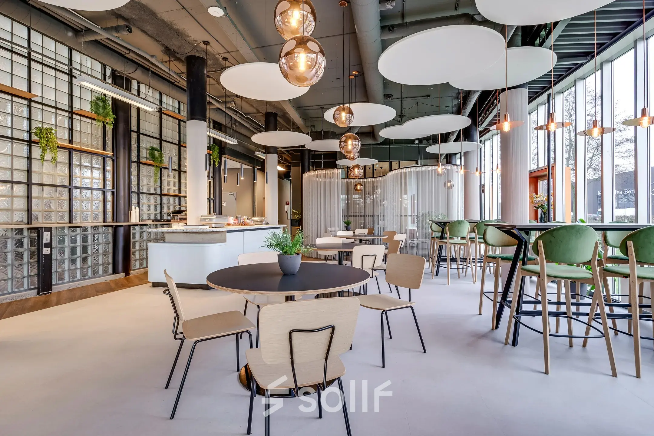 Moderne, lichte kantoorruimte huren bij kantoorpand op Maanlander 47, Amersfoort Calveen. Interieur met stijlvolle meubels, hoge plafonds, en veel natuurlijk licht. Geschikt voor diverse zakelijke activiteiten.