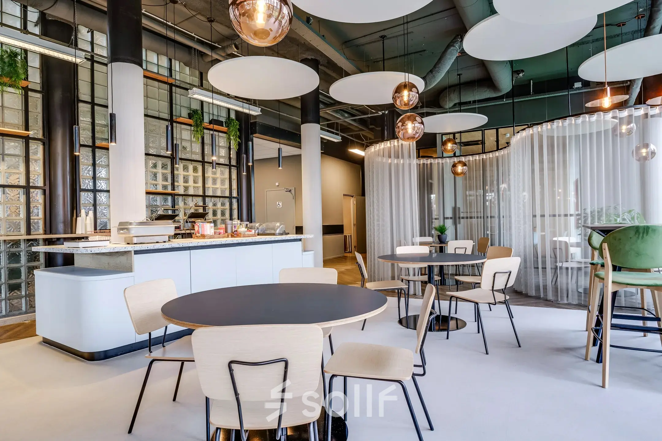 Moderne, goed verlichte kantine in een kantoorpand op Maanlander 47, Amersfoort Calveen. Stijlvolle tafels en stoelen, met een uitnodigende sfeer voor een ontspannen lunch of informele bijeenkomst. Ideaal voor kantoorruimte huren.