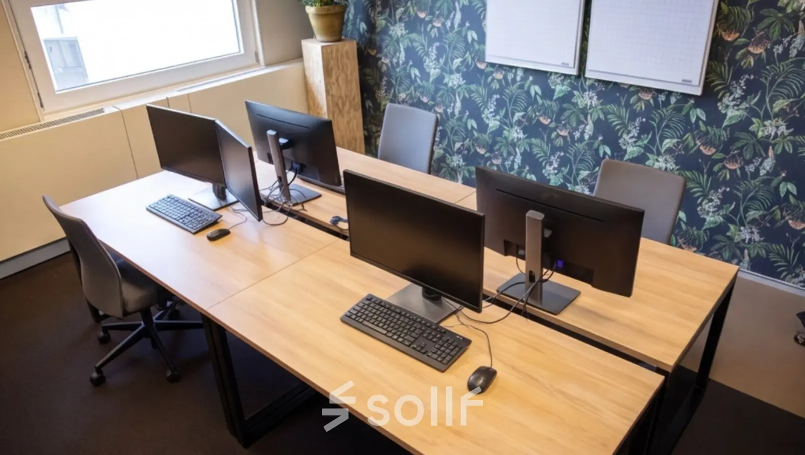Moderne kantoorruimte op Stationsplein 49 in Amersfoort Centraal Station, voorzien van houten bureaus met computers en ergonomische stoelen, ideaal voor wie kantoorruimte wil huren voor productief werken.